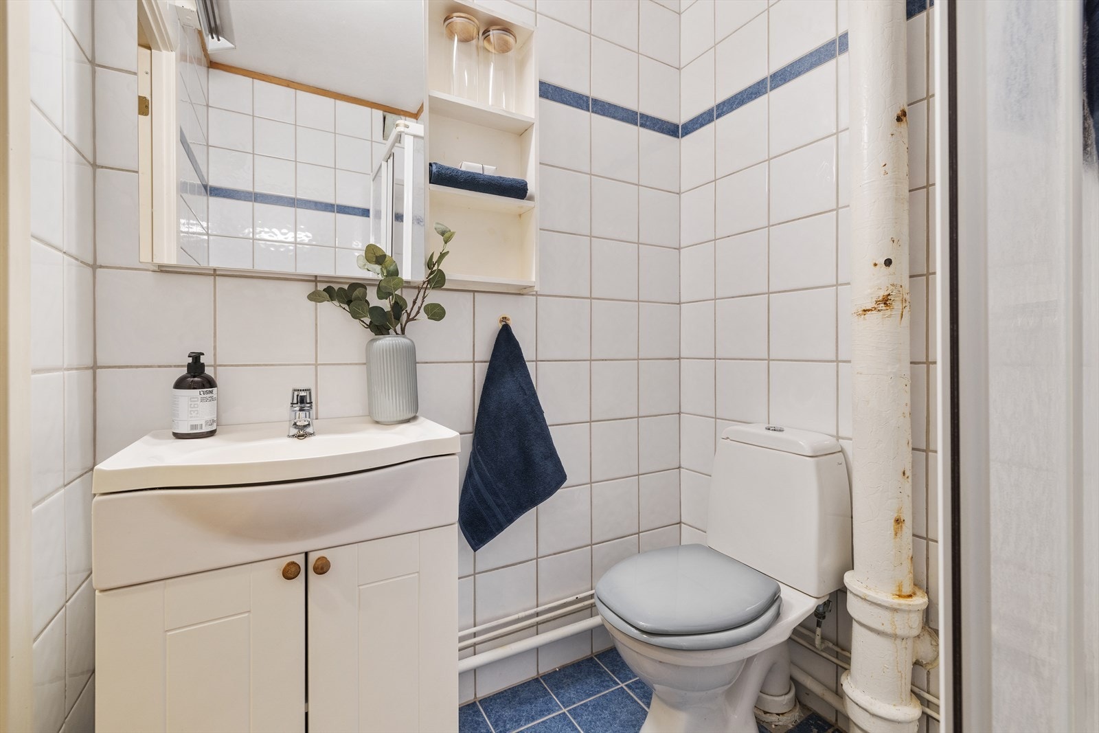 Baderomsinnredning med nedsenket servant med speil over Galleribilde