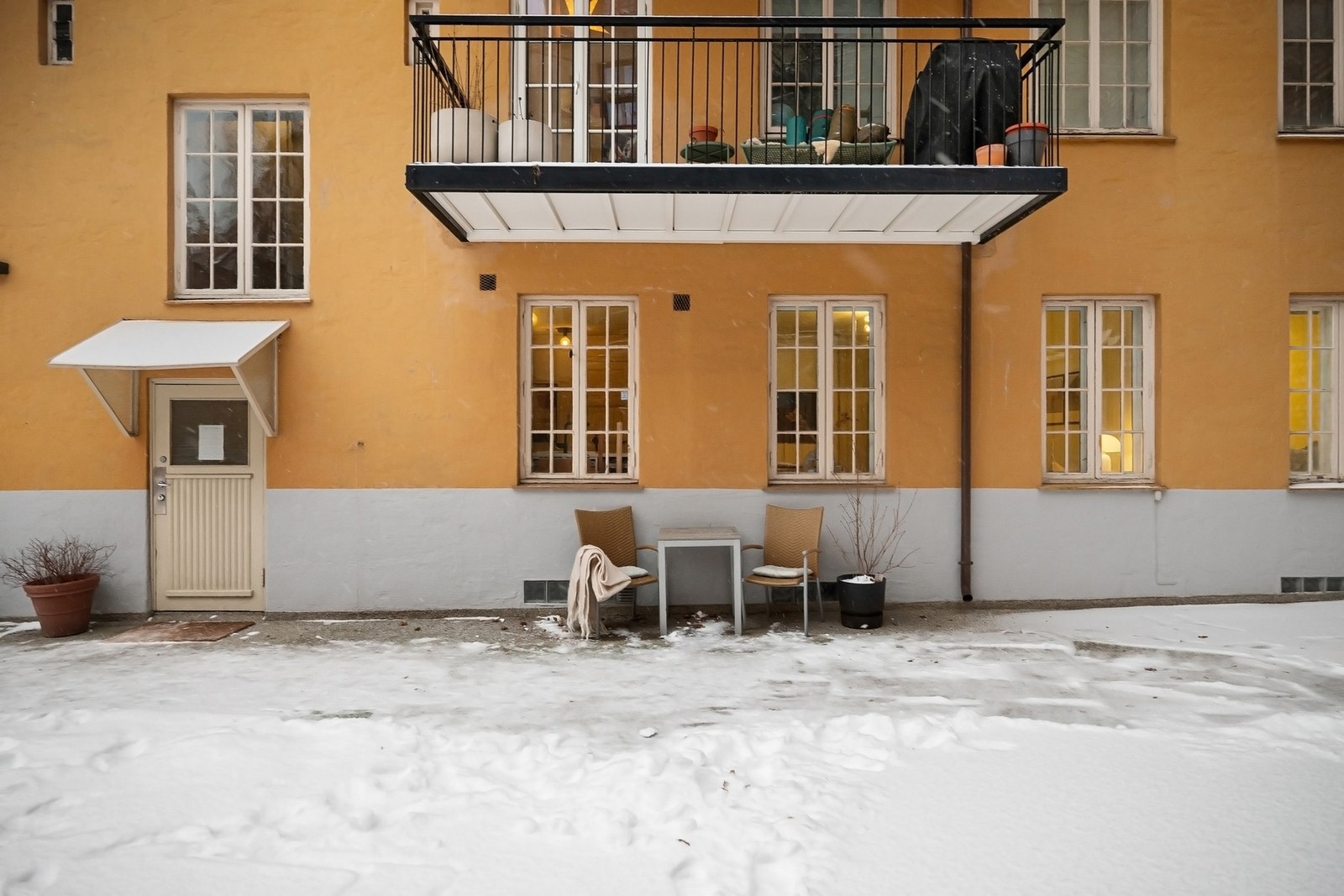 Det er etablert flere hyggelige sittegrupper samt sykkelparkering til beboernes bruk. Galleribilde