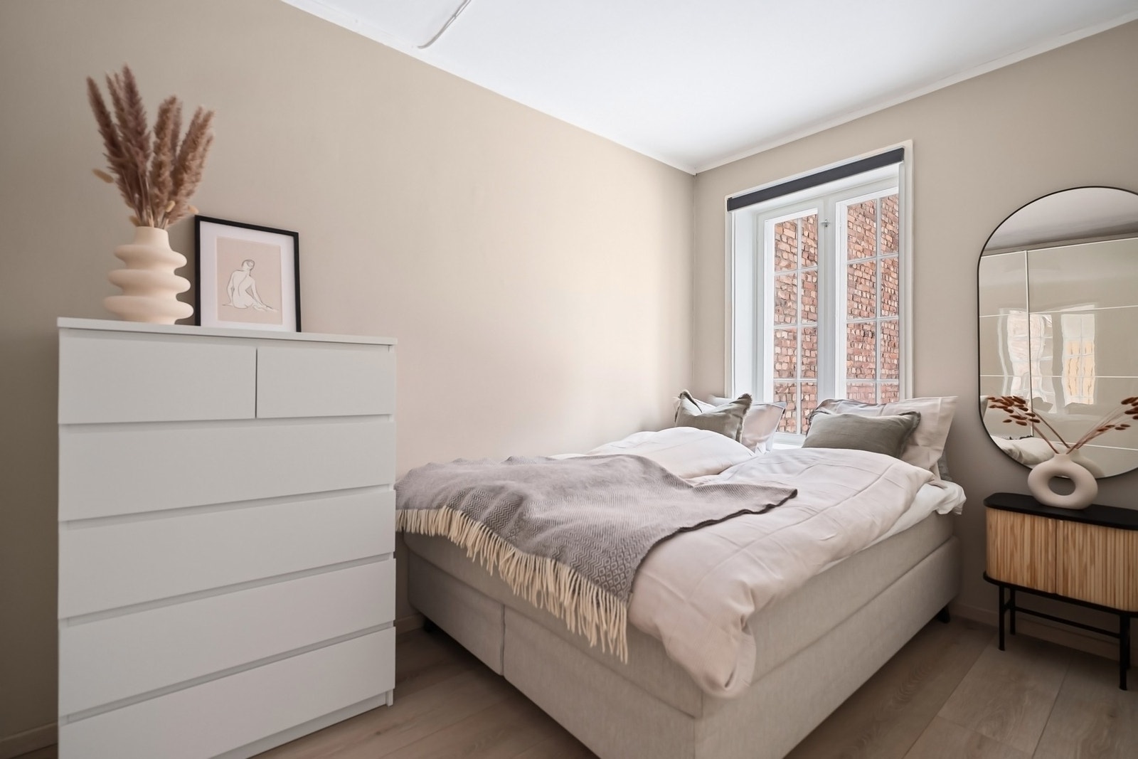 Soverom av fin størrelse, utstyrt med skyvedørsgarderobe - Vender mot fredfull bakgård. Galleribilde