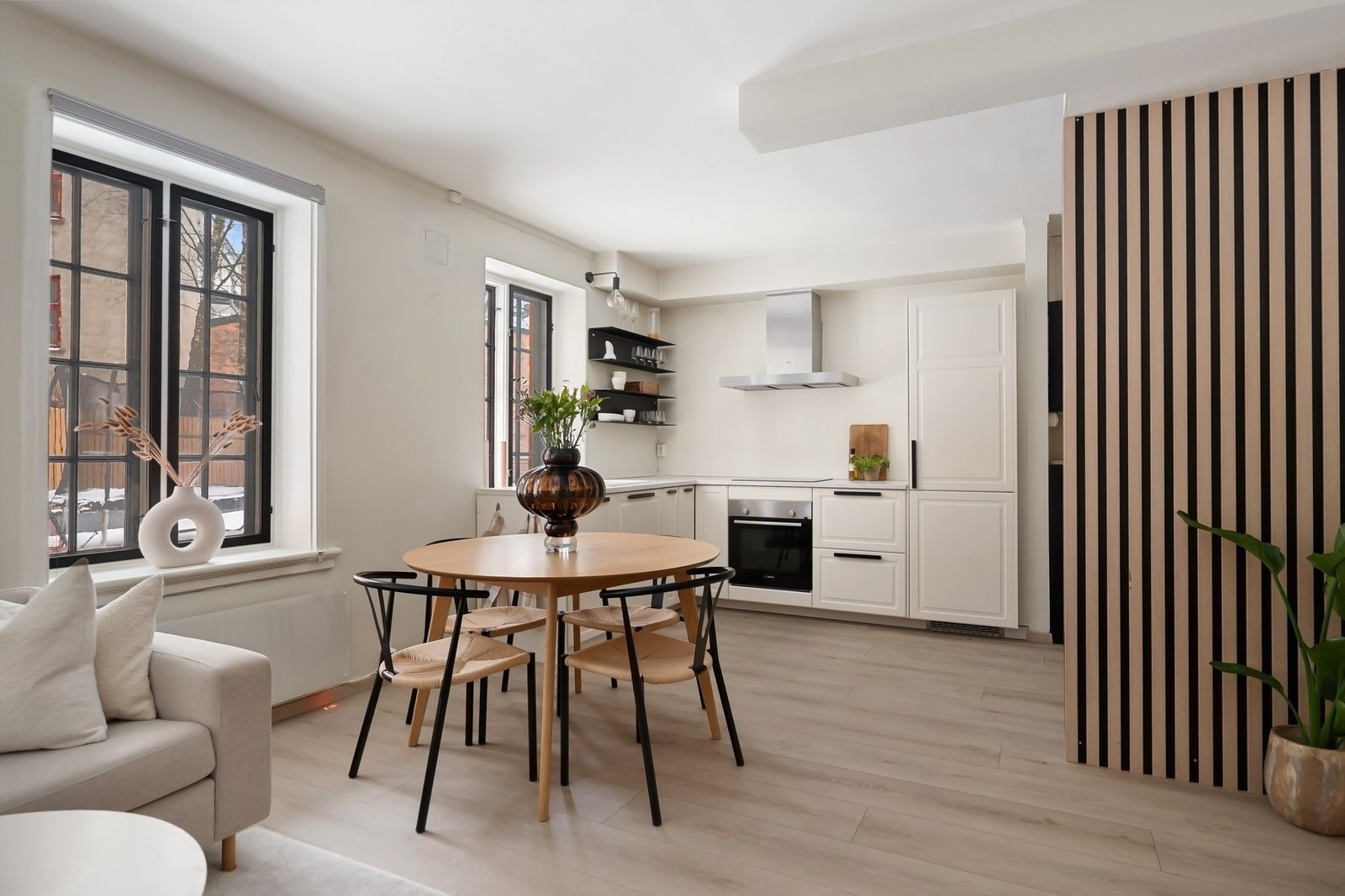 Stilren kjøkkeninnredning med rikelig benkplass samt gode skap- og skuffeløsninger - Ventilator fra Gaggenau. Galleribilde