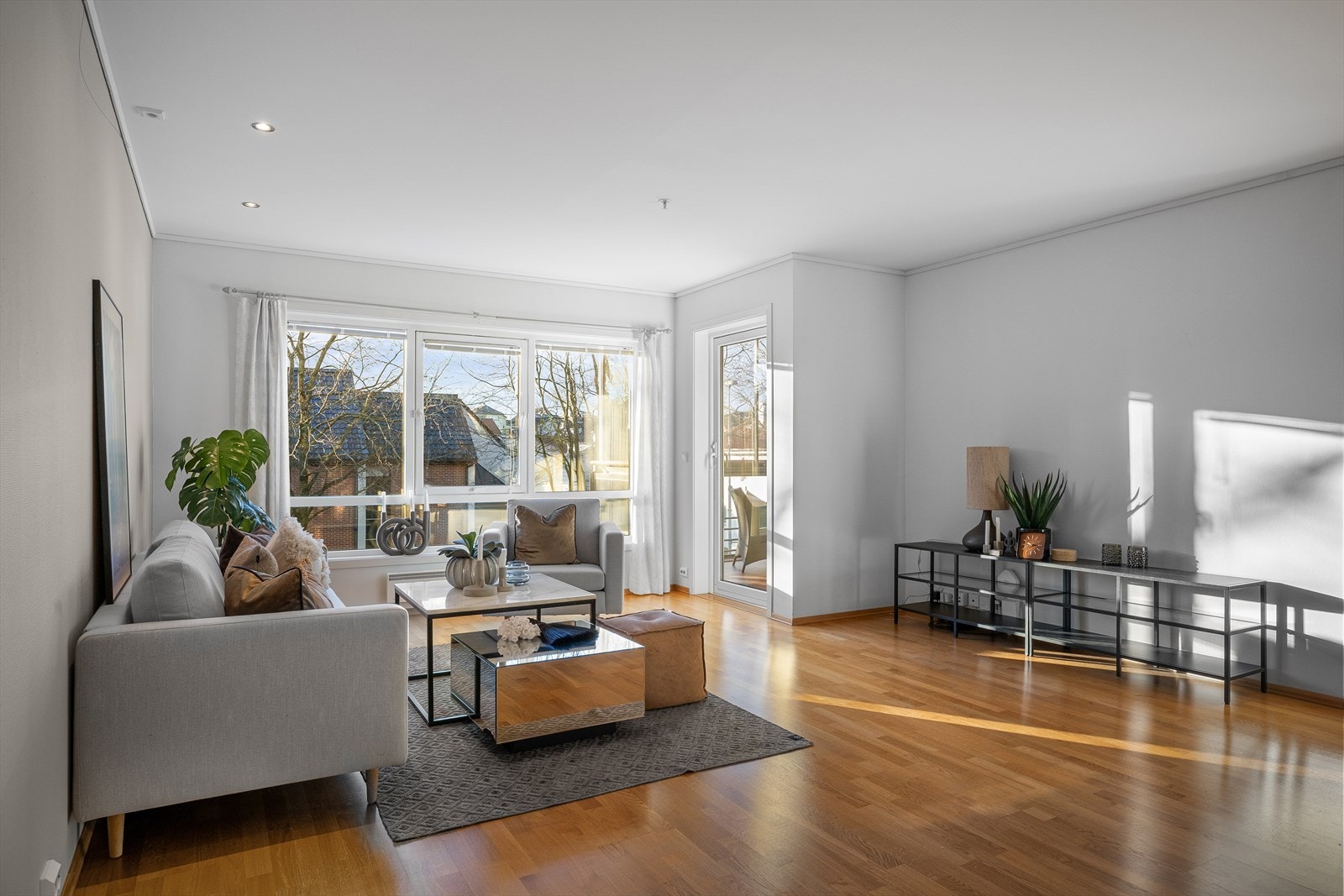 Vindusflater som gir godt med lys inn i leiligheten. Utgang fra stuen til den innglassa balkongen. Galleribilde