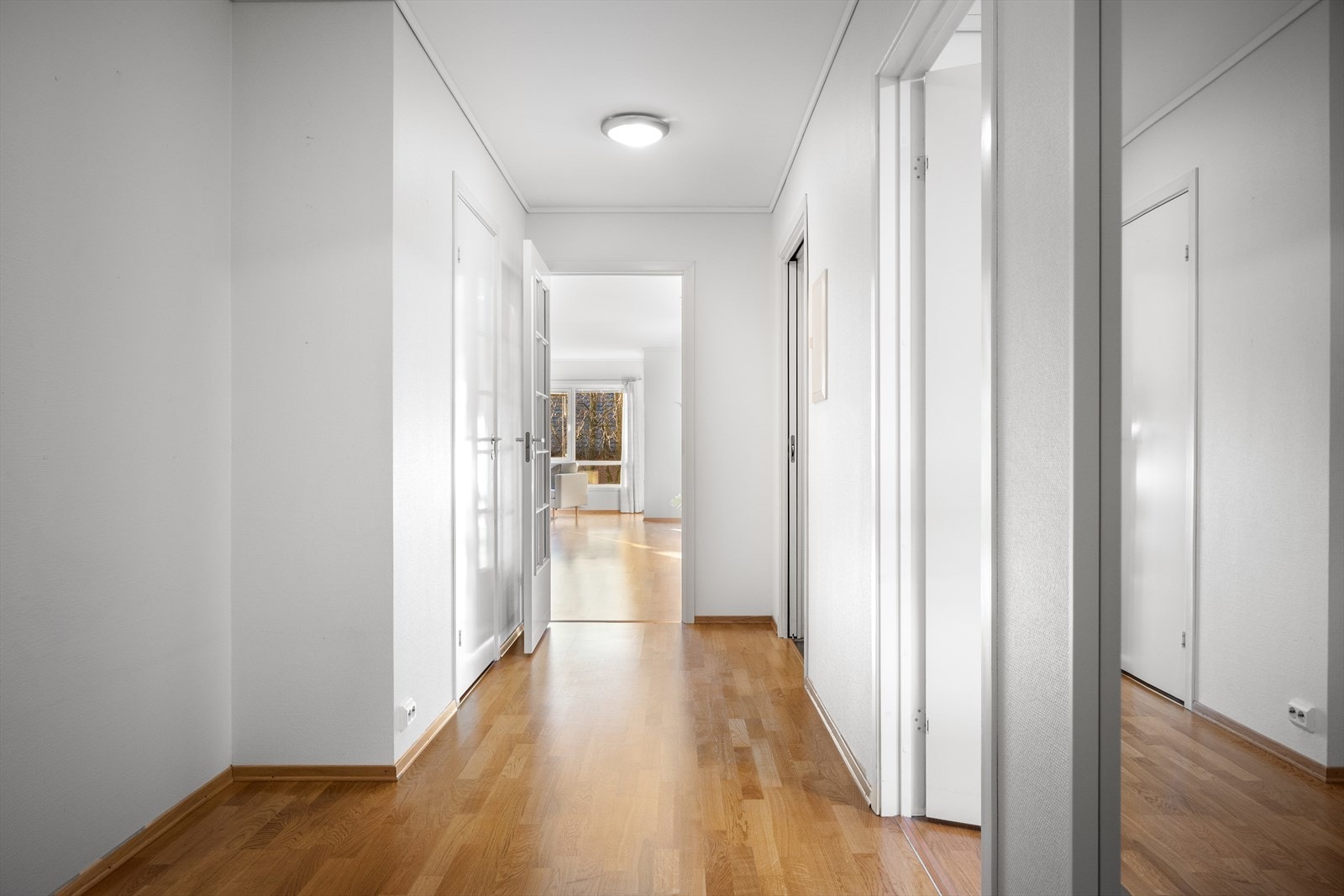 Lys gang med god plass til å henge fra seg tøy og sko. Galleribilde