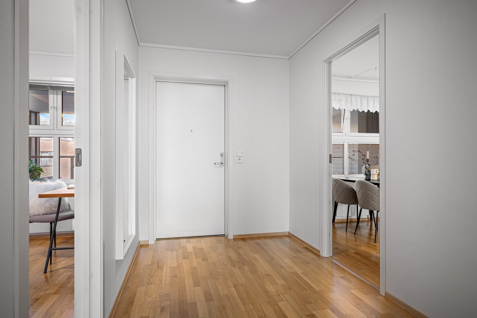 Praktisk løsning med åpning direkte inn til kjøkken, lettstelt f.eks når en har vært og handlet Galleribilde