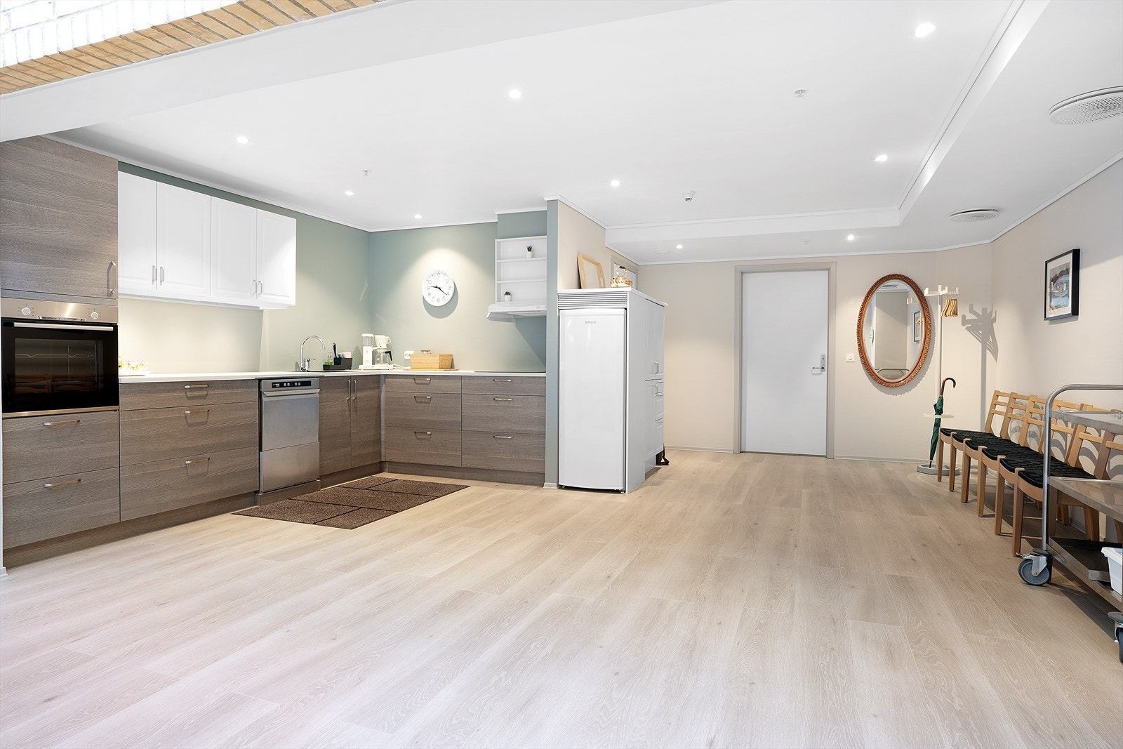 Flott fellesstue med kjøkken om man ønsker å være sosial, eller ønsker å leie for sosial tilstelning. Bygget har også 2 gjestehybler som kan leies. I tillegg er det hobbyrom/snekkerbod, sykkelbod, trimrom, felles atrium hvor en kan møtes Galleribilde