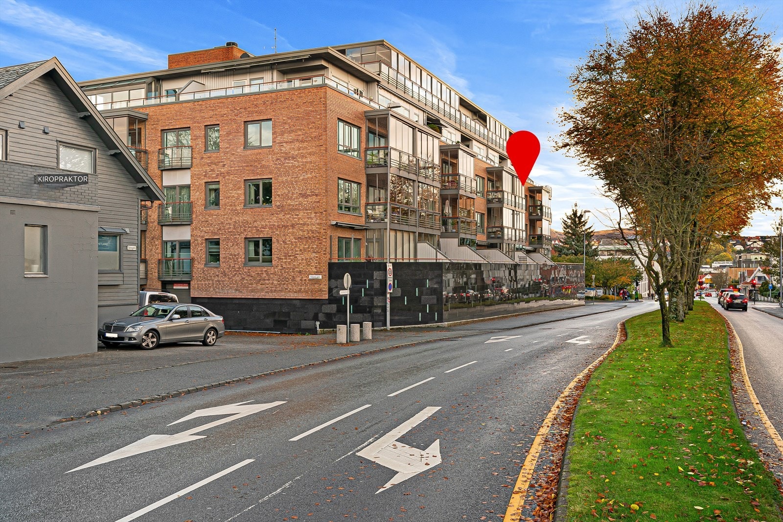 Meget kjekk leilighet i populære Byhagen. Her ligger alt til rette for en enklere hverdag med alt en trenger i umiddelbar nærhet. Galleribilde