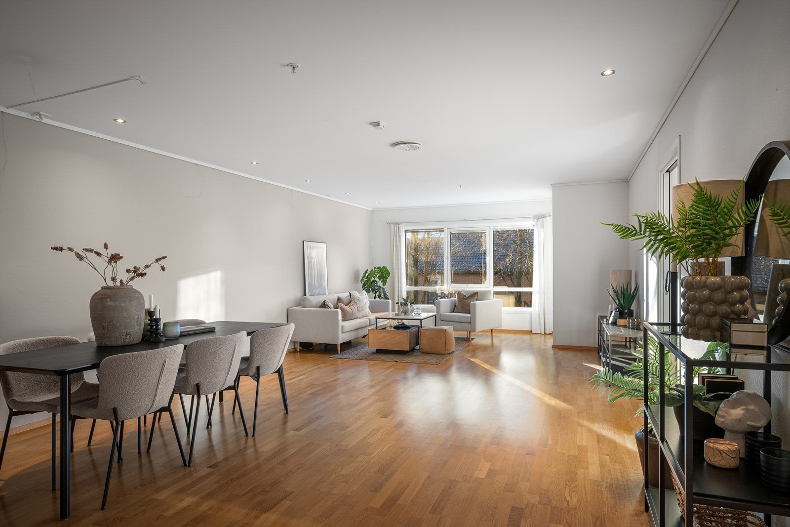 Luftig stue med plass til både sofagruppe og spisebord. Stuen har gode vindusflater som sikrer rikelig med naturlig lys til rommet. Fra stuen er det utgang til en innglasset balkong på 12 kvm. Galleribilde