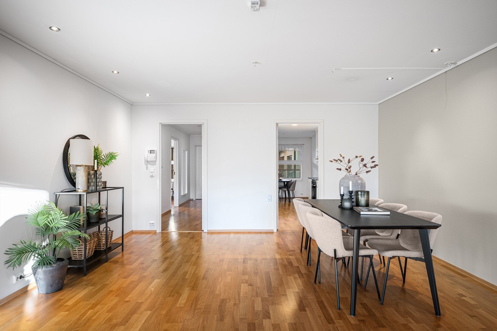 God plass til å møblere i flere soner. Downlights i tak i stua Galleribilde