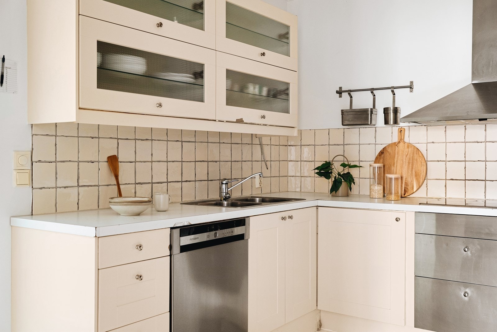 Innredningen er utført i tidløse toner og har rikelig skap- og benkeplass, og fliser over benk. Galleribilde