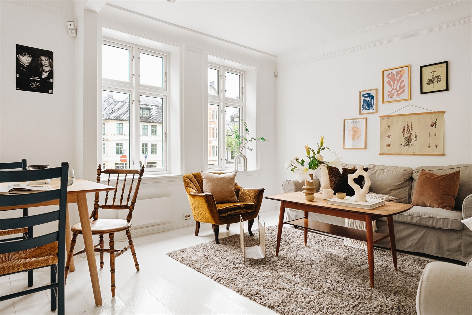 Store vindusflater slipper inn rikelig med dagslys og gir et levende innblikk i byens puls - uten direkte innsyn. Galleribilde