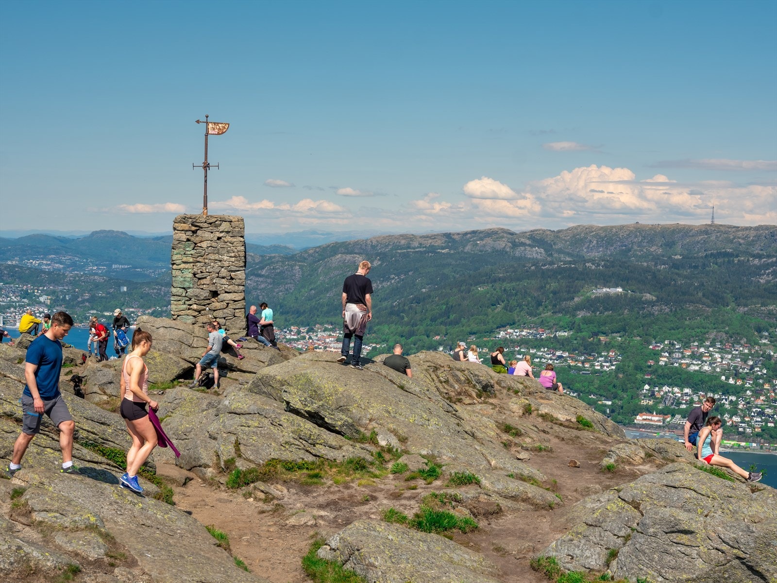 Rekreasjon og naturopplevelser finnes rett utenfor døren - spaserturer gjennom Nygårdsparken eller Nordnesparken gir ro og grønne omgivelser, mens byfjellene Ulriken, Fløyen og Løvstakken gir flotte muligheter for trening og spektakulær utsikt. Galleribilde