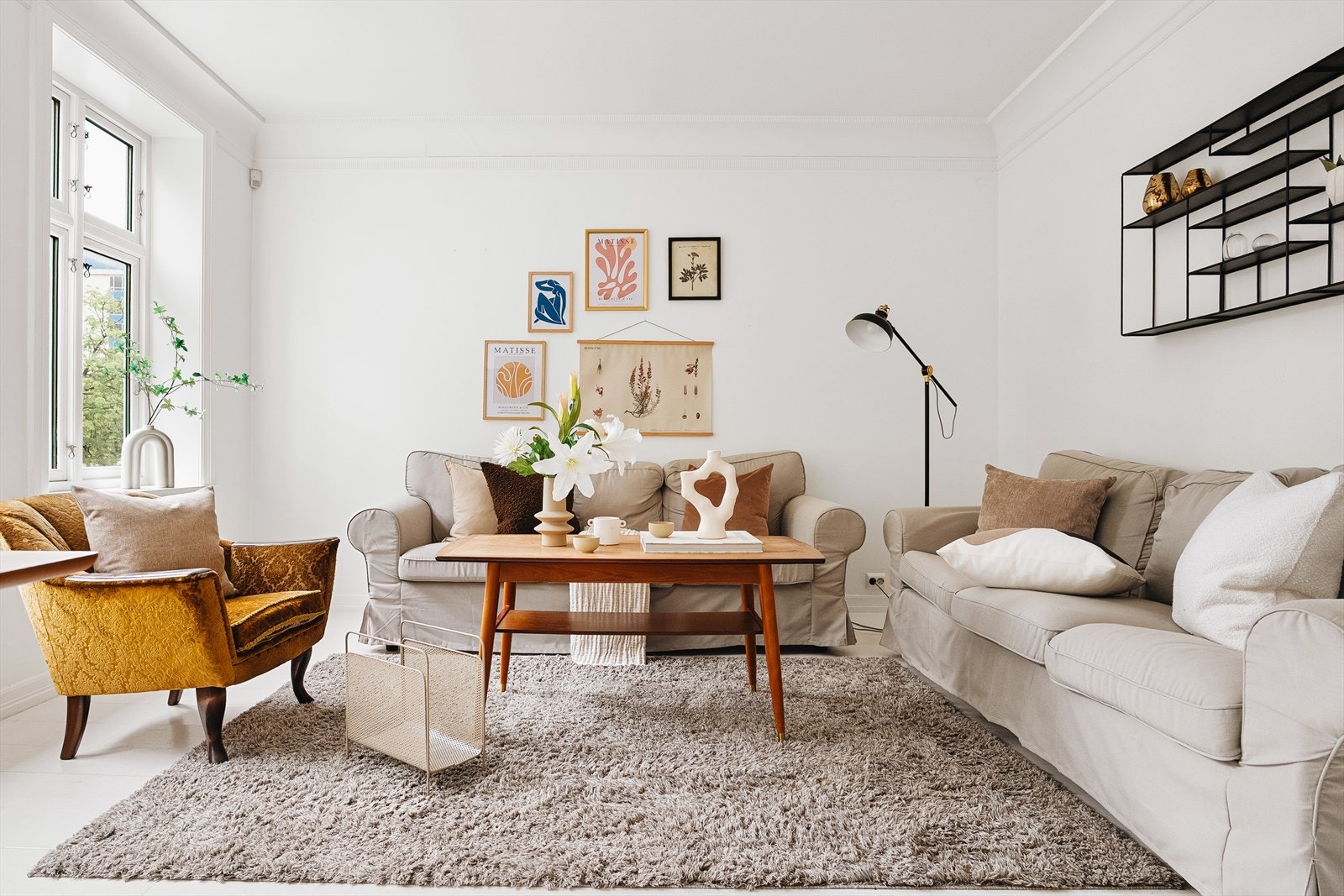 Her er det god plass til både sofagruppe og spisebord. Galleribilde