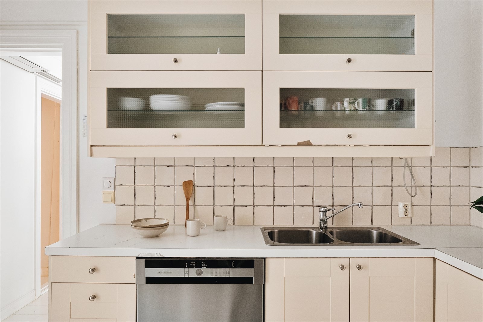 Av hvitevarer er det integrert induksjonsplatetopp, stekeovn og opplegg for oppvaskmaskin Galleribilde