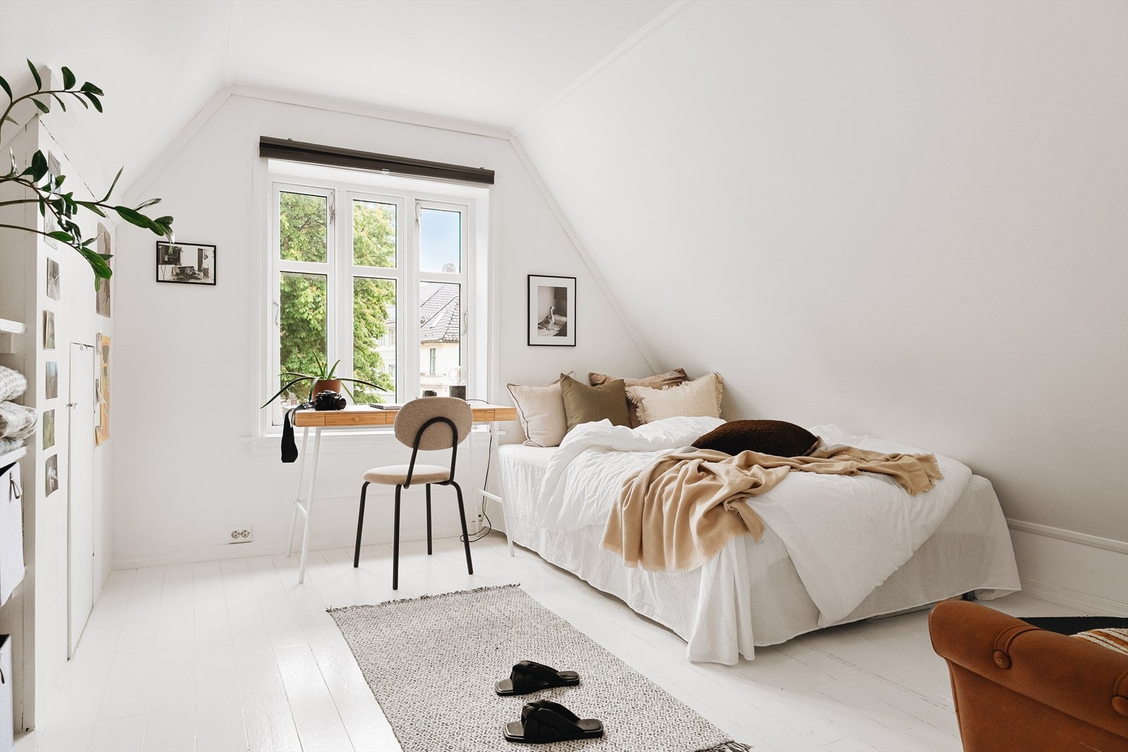 I loftsetasjen finner du to trivelige soverom, med plass til seng, nattbord og eventuell kontorplass. Galleribilde