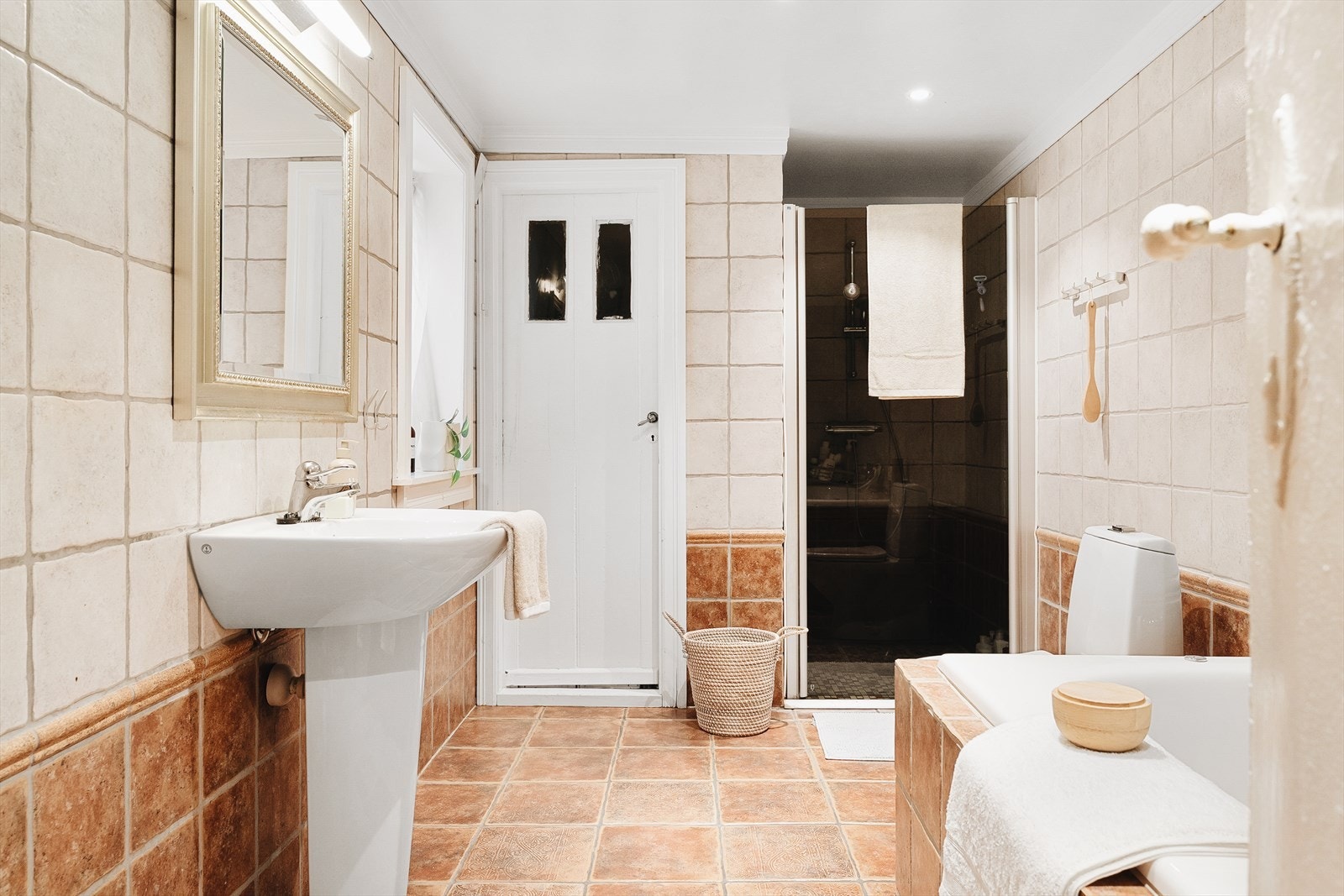 Det helflisede badet er utstyrt med varmekabler, downlights, separat badekar og en romslig dusjsone. Galleribilde