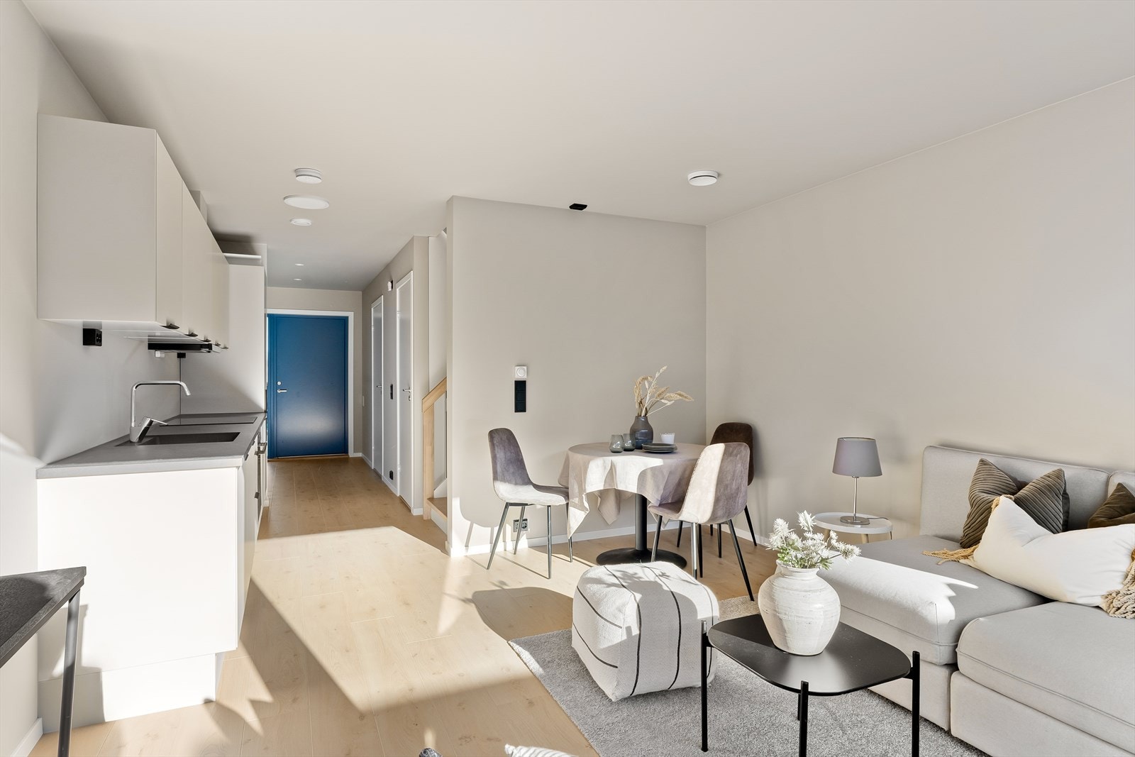 Kjøkkenstue hvor man har plass til både sofagruppe og spisebord, en perfekt plass til å nyte gode stunder med familie og venner Galleribilde