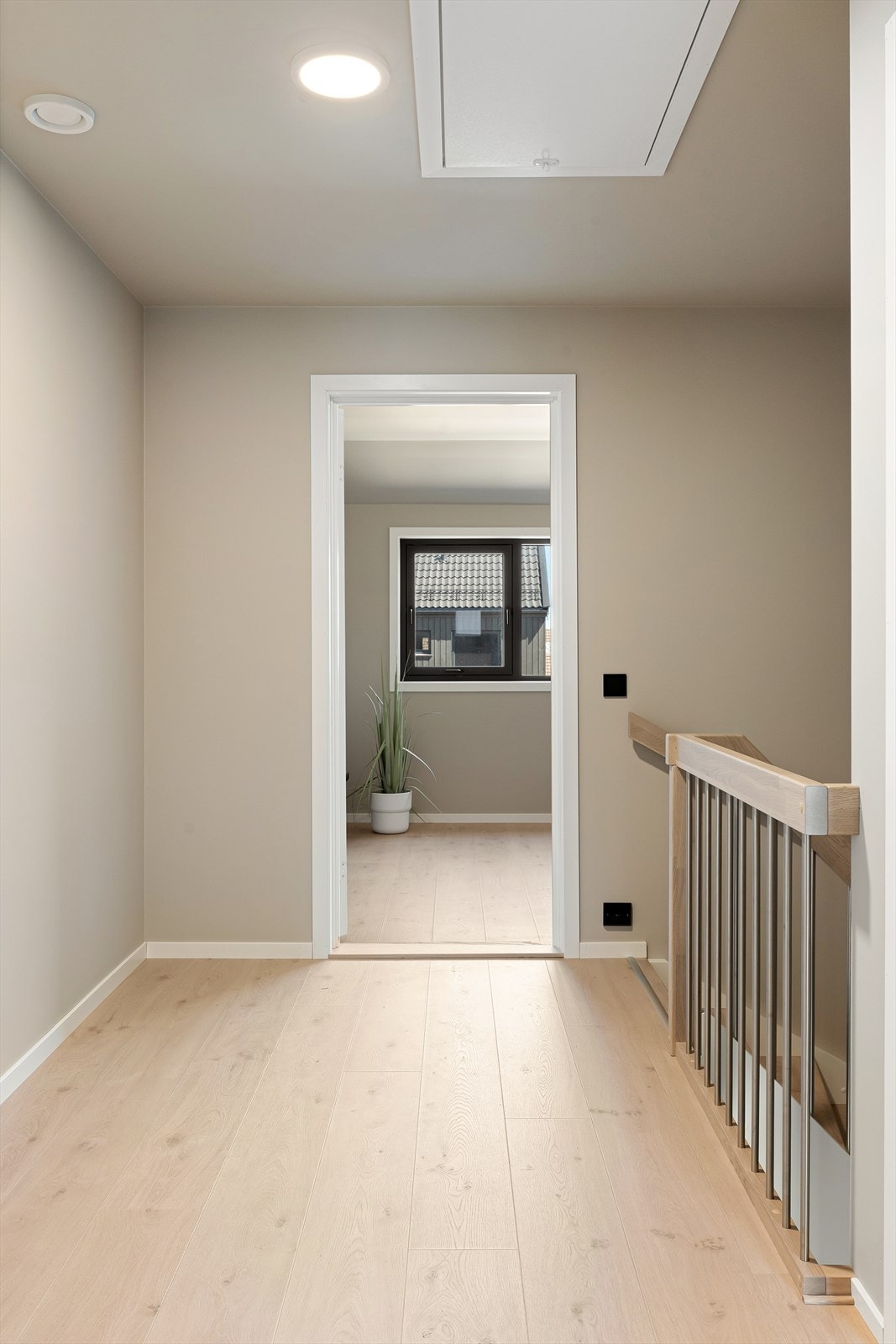 Gang med loftsluke. (bilde tatt fra bolig 118) Galleribilde