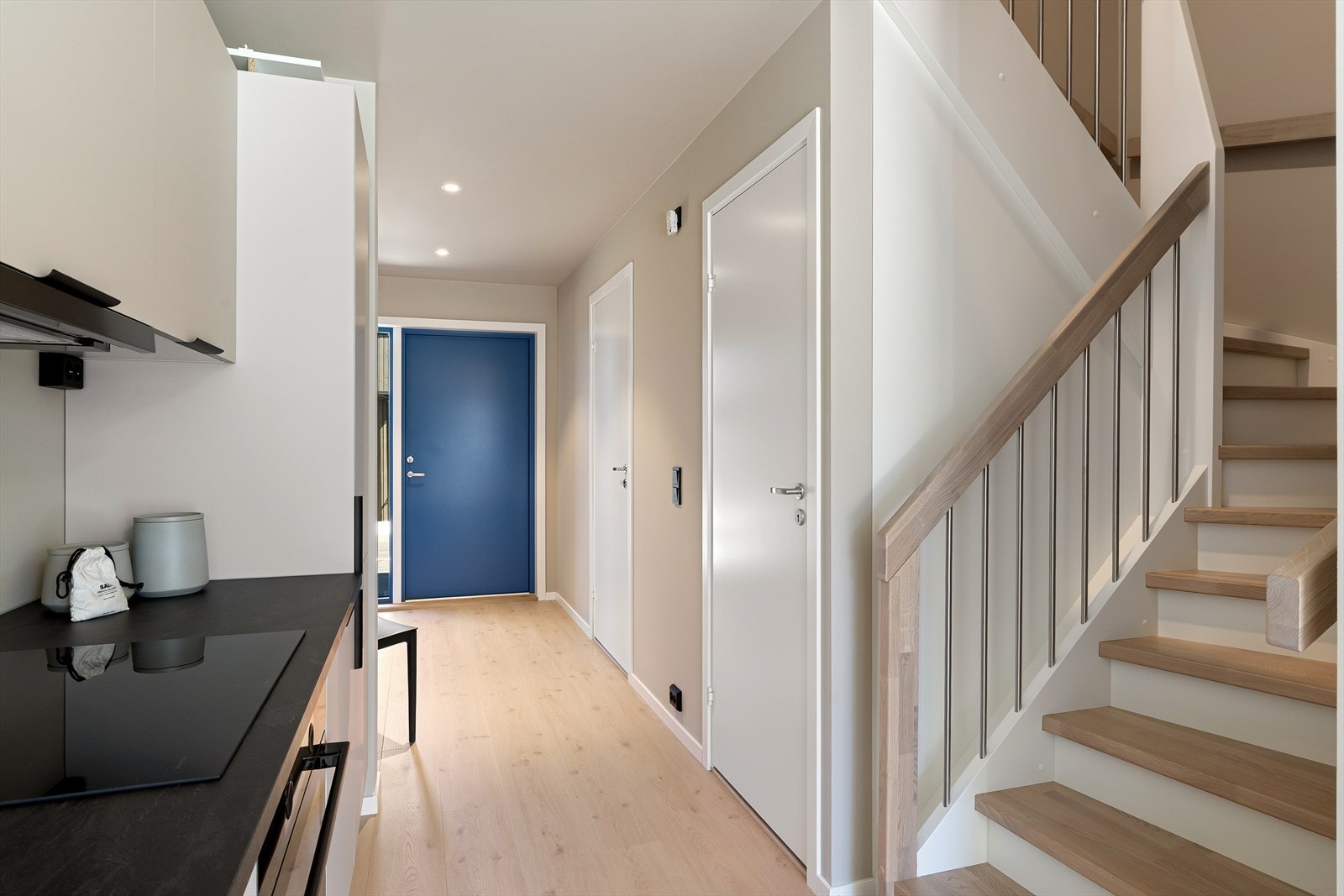 Gang med tilkomst til soverom og bod under trapp. (bilde tatt fra bolig 118) Galleribilde