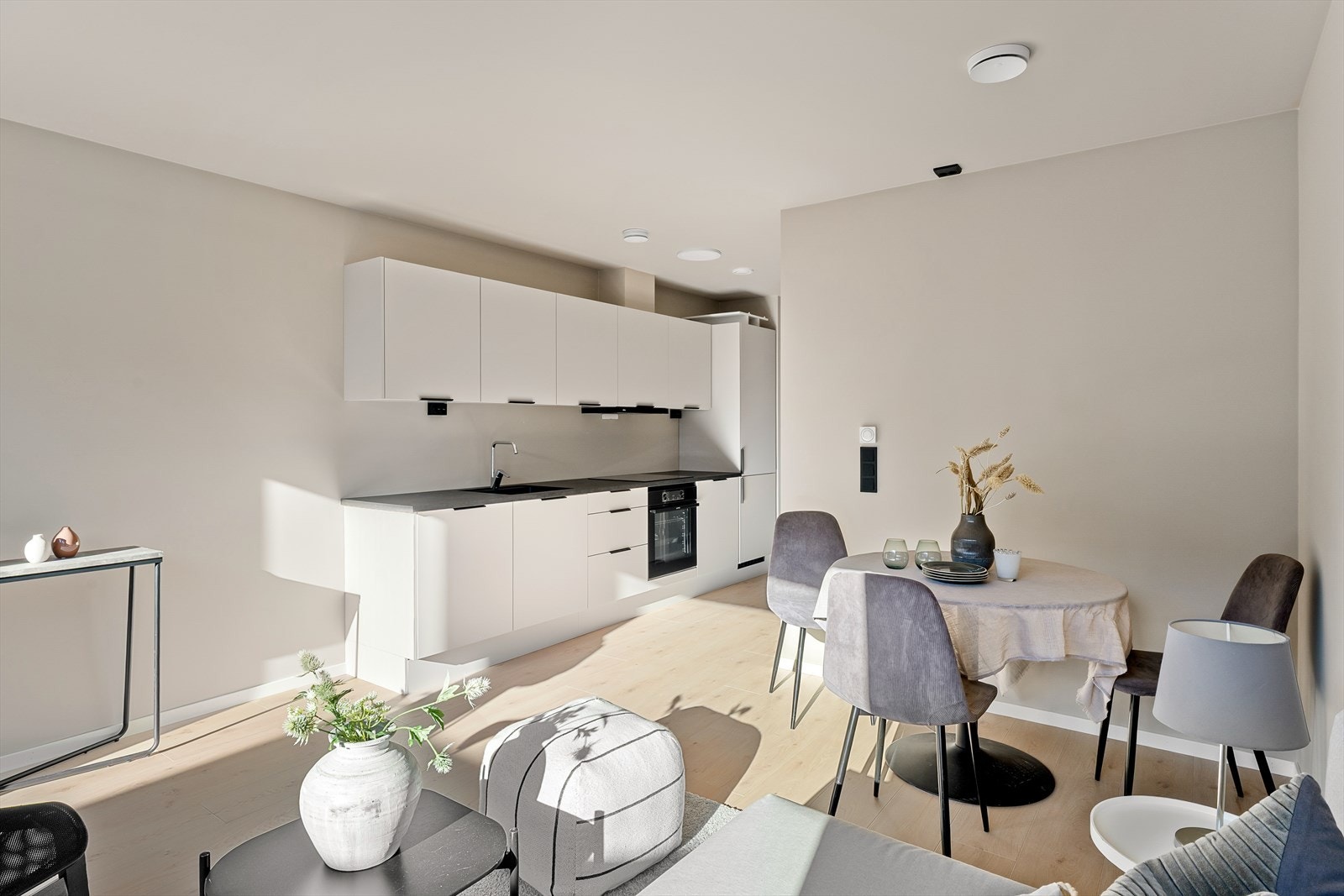 Kjøkkenstue hvor man har plass til både sofagruppe og spisebord, en perfekt plass til å nyte gode stunder med familie og venner Galleribilde