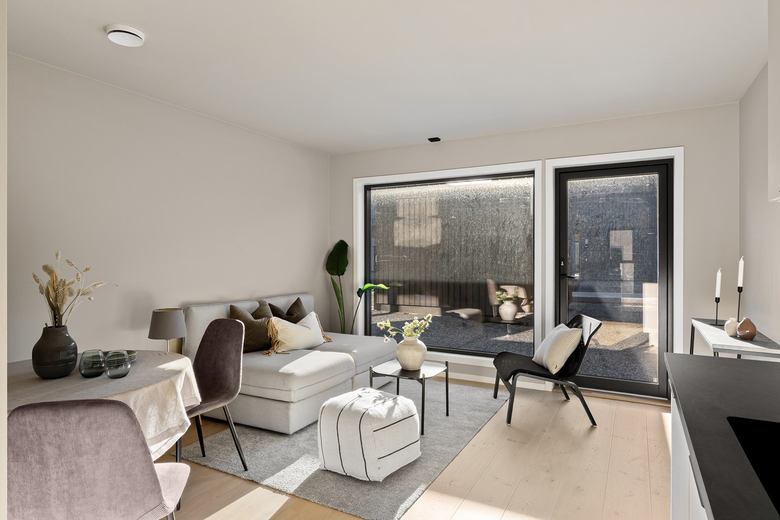 Boligens stue fremstår som lys og trivelig med gode vindusflater som slipper inn mye naturlig lys som er med på å skape en god romfølelse og atmosfære Galleribilde