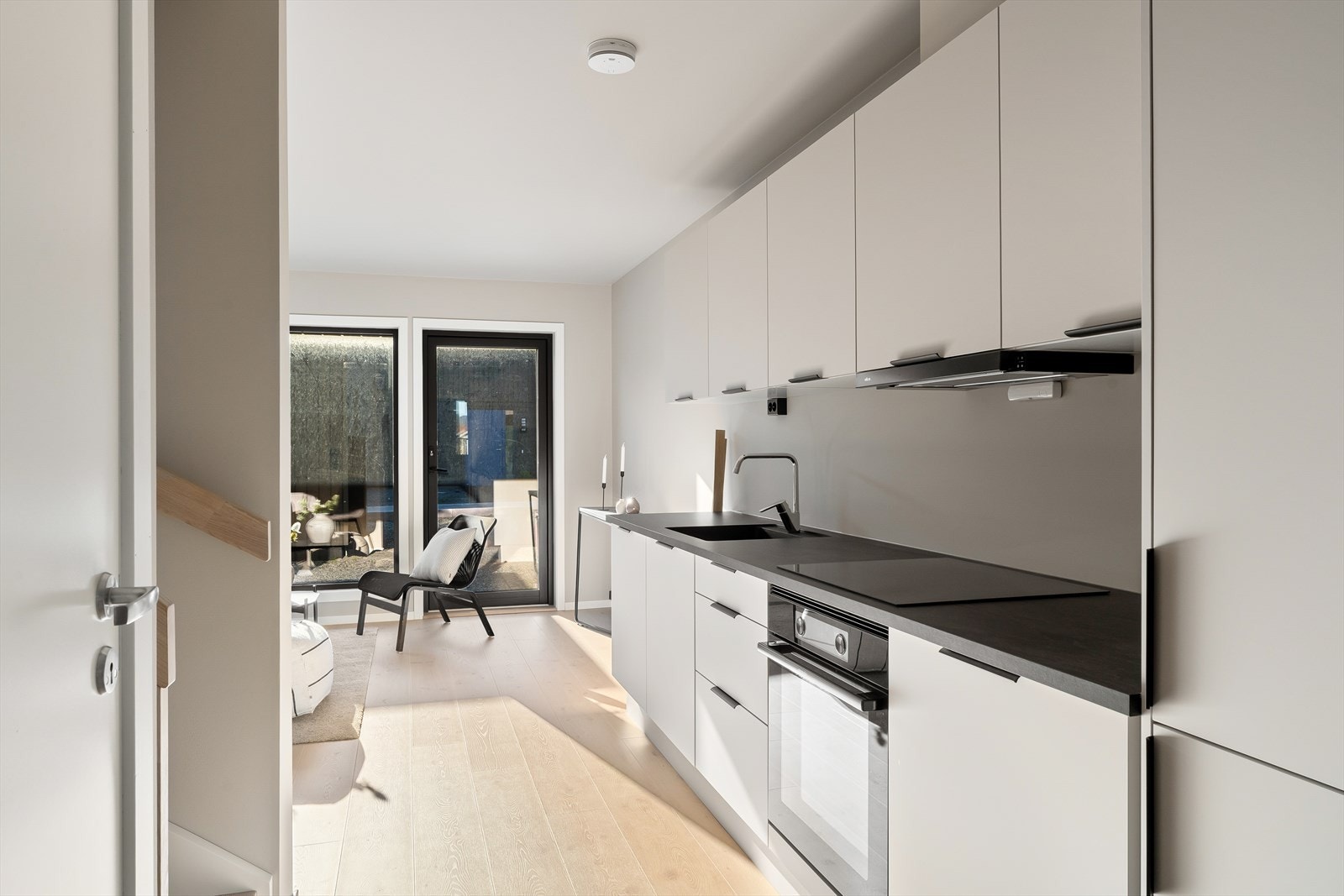 Her har man rikelig med skapplass til det meste en skulle ha behov for av både kopper og kar Galleribilde