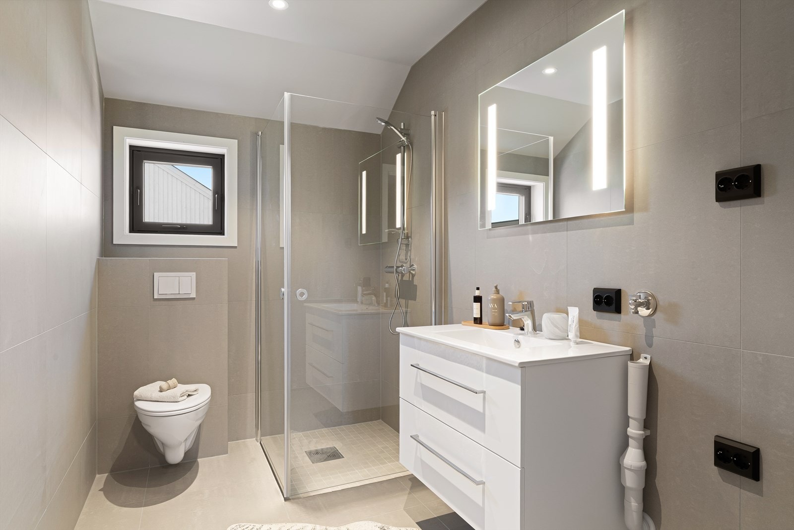 Helfliset baderom i delikate fargevalg. Opplegg for vaskemaskin og tørketrommel. (bilde tatt fra bolig 118) Galleribilde