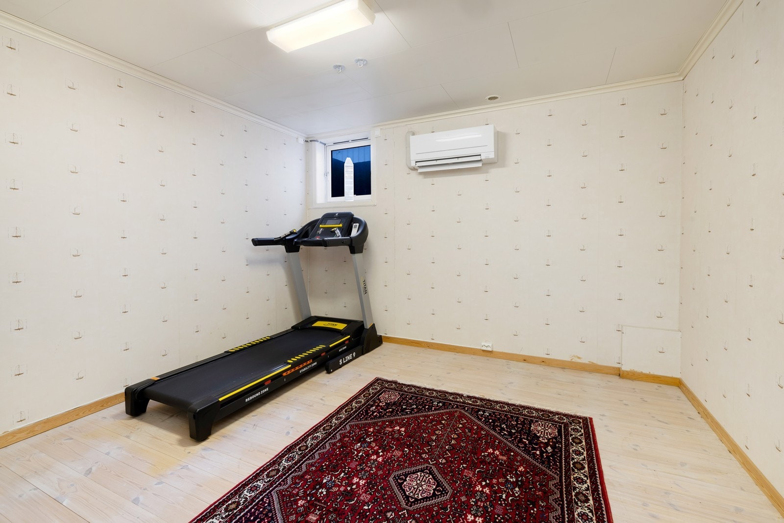 I underetasjen er det tilhørende boligen godt med oppbevaringsplass i boder og treningsrom/ kjellerstue (ikke godkjent til varig opphold) Galleribilde