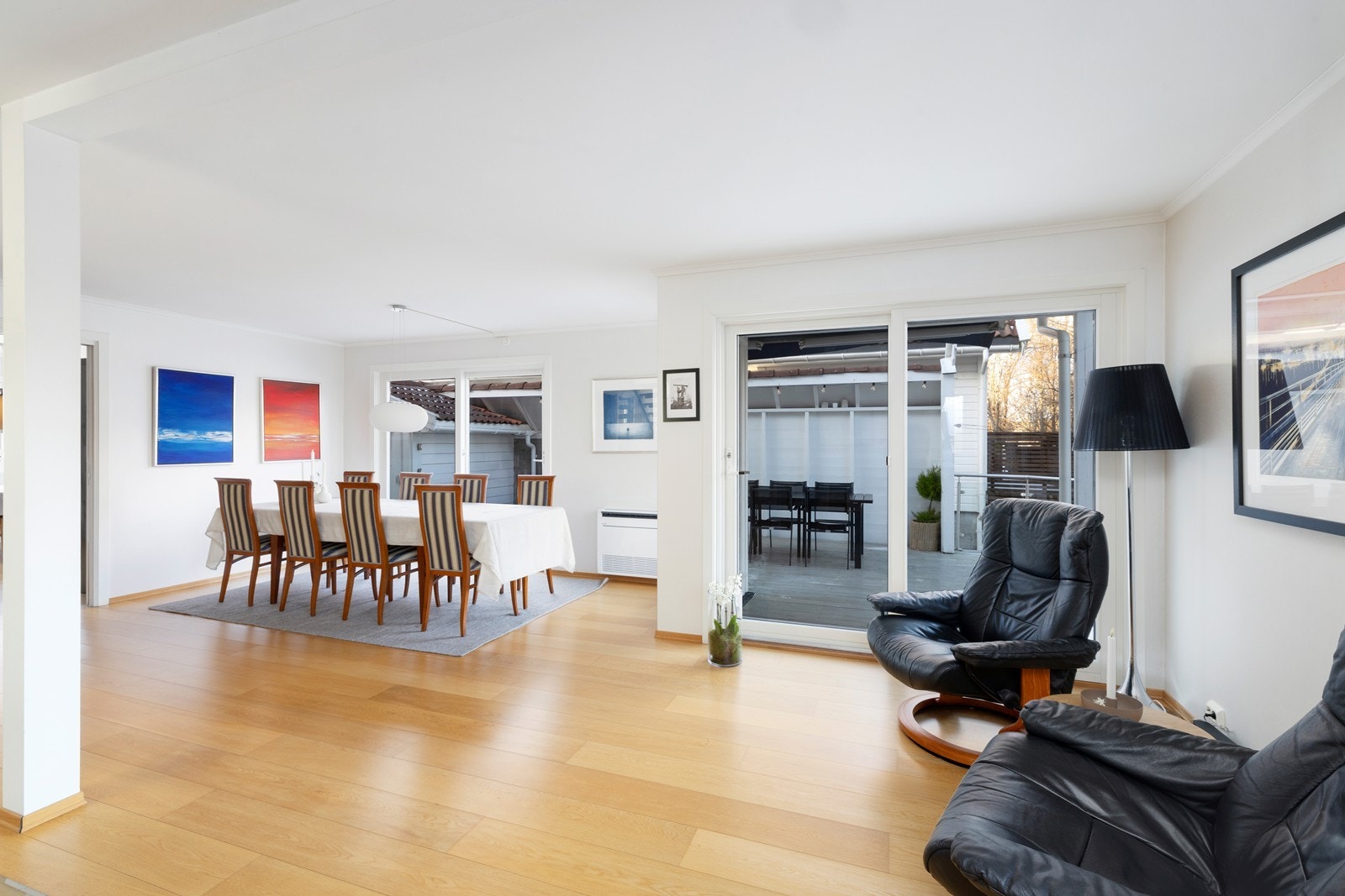 Vindusflatene mot uteplassen gir rikelig med naturlig lys i rommet Galleribilde