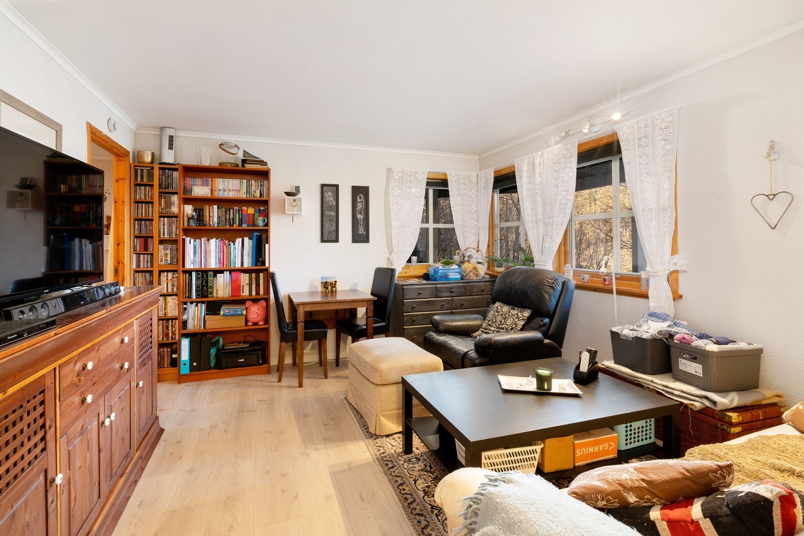 Videre er det en separat utleiedel som inneholder gang, kjøkken, stue, soverom og baderom. Galleribilde