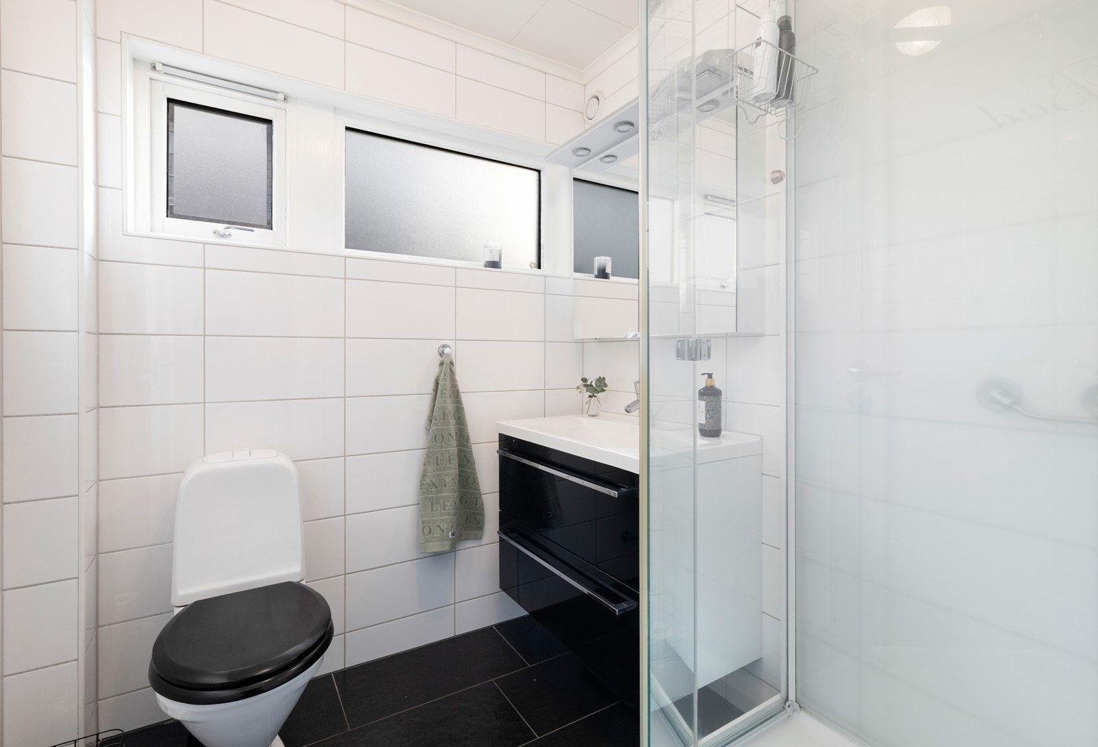 Baderommet har inngang fra gangen. Baderommet inneholder toalett, servant med oppbevaring og dusjkabinett. Galleribilde