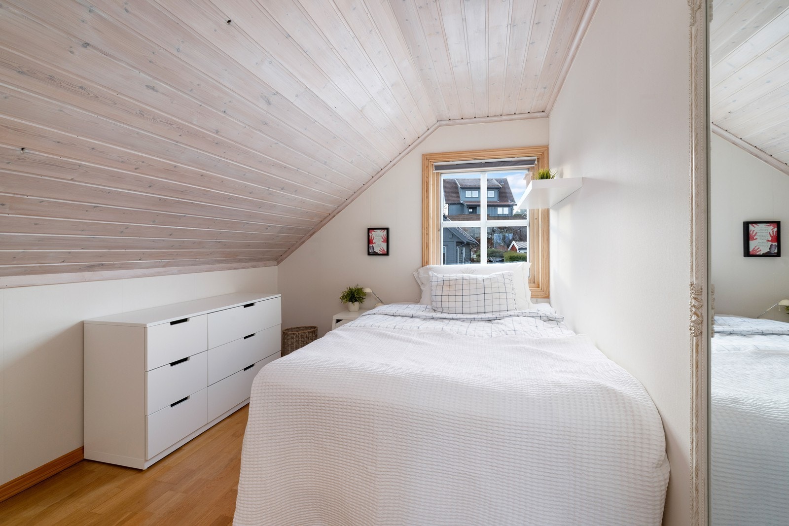 idere er det to soverom som passer utmerket som barnerom/ gjesterom og kontor. Galleribilde