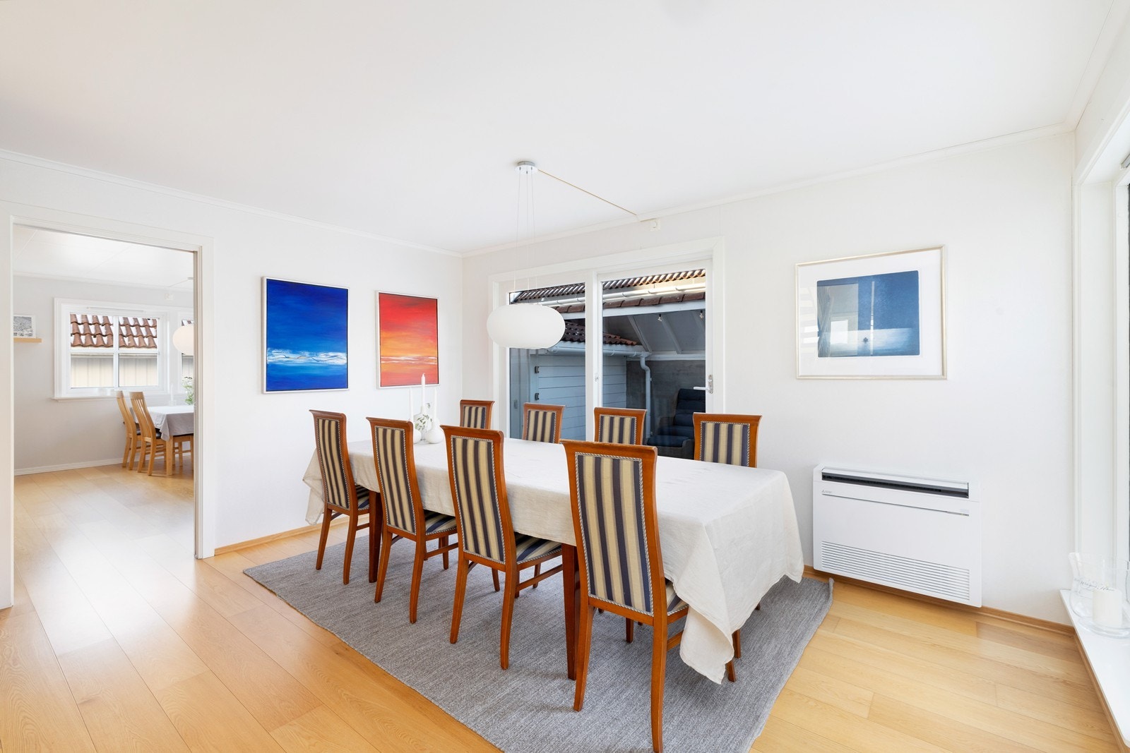 Kjøkkenet er praktisk plassert i rommet, vegg i vegg med stuen. Galleribilde