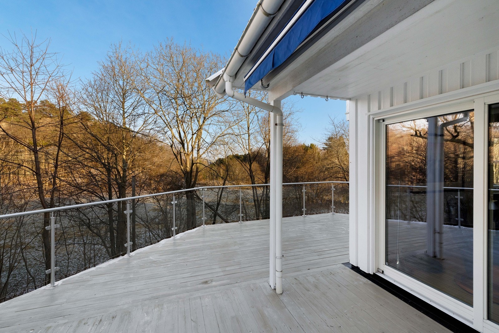 Rolig og usjenert beliggende i Hammerstien, like ved Andøya. Kort vei til badeplass, turterreng, skoler, butikker, buss, båthavn, m.m. Attraktivt, barnevennlig boligområde! Galleribilde