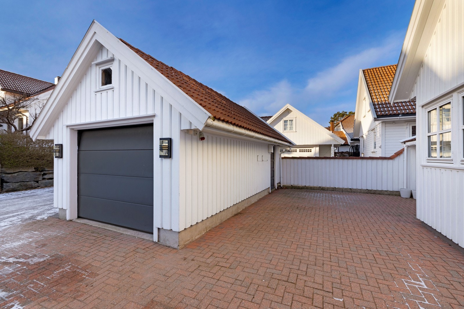 Garasje og parkeringsplasser på tomt. El. lader montert. Galleribilde