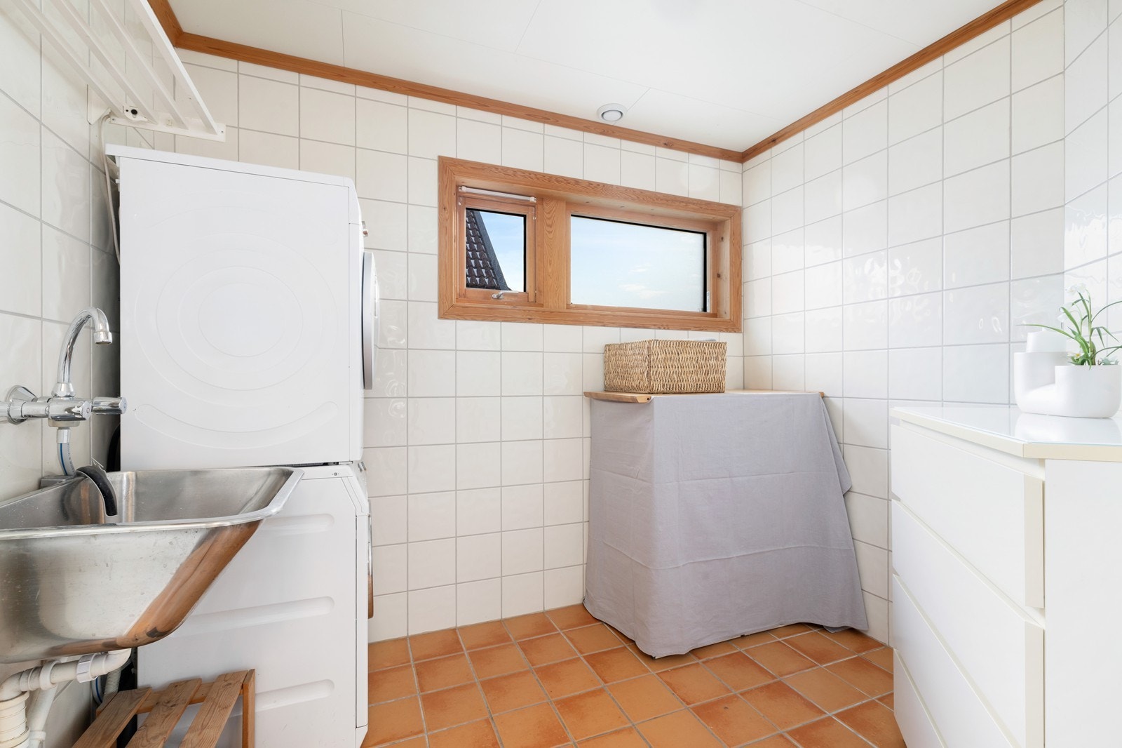 Vegg i vegg med baderommet er det et praktisk vaskerom. Galleribilde