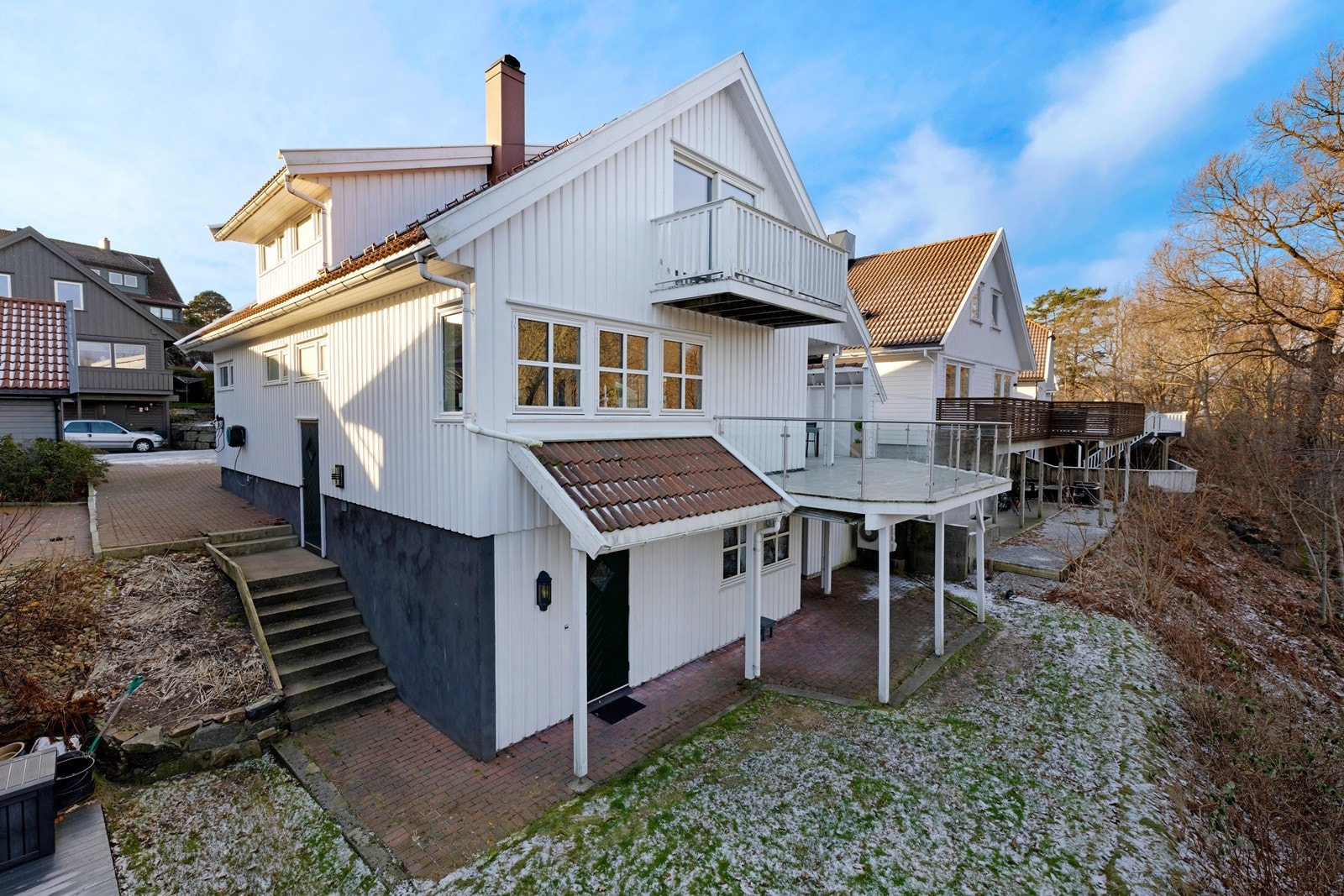 Tomten er pent opparbeidet med flere solrike uteområder. Garasje med loft, samt sykkelbod med port på tomt. Galleribilde