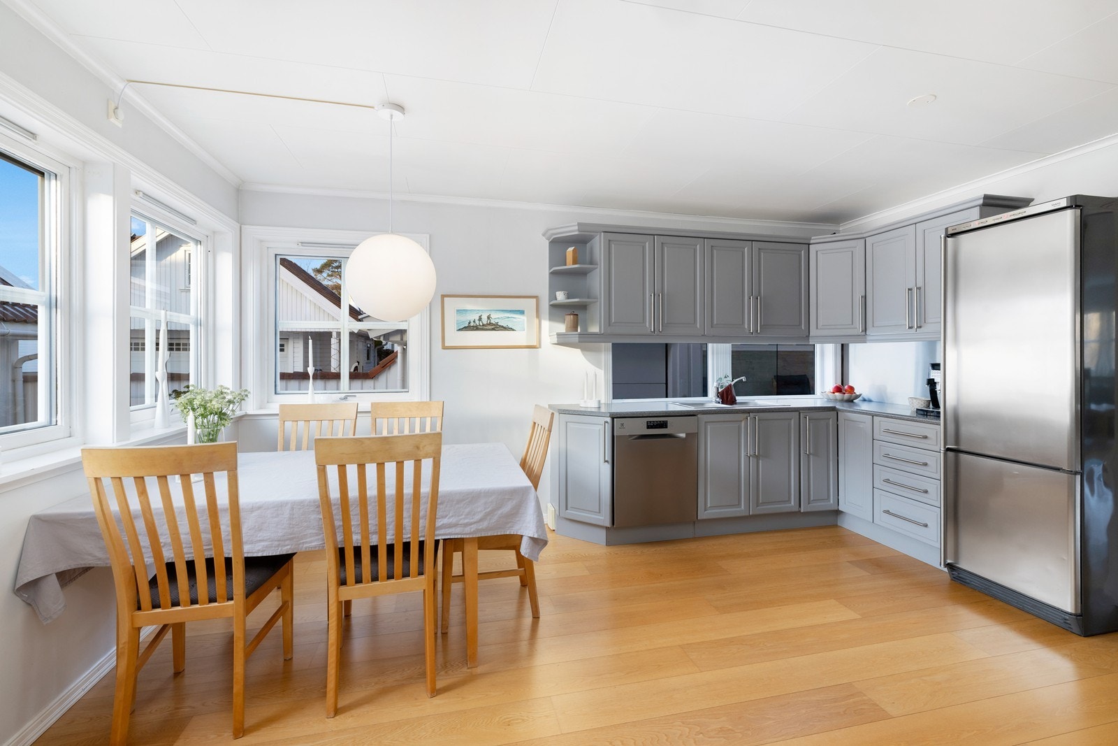 Inngang til kjøkkenet fra stuen og gangen Galleribilde