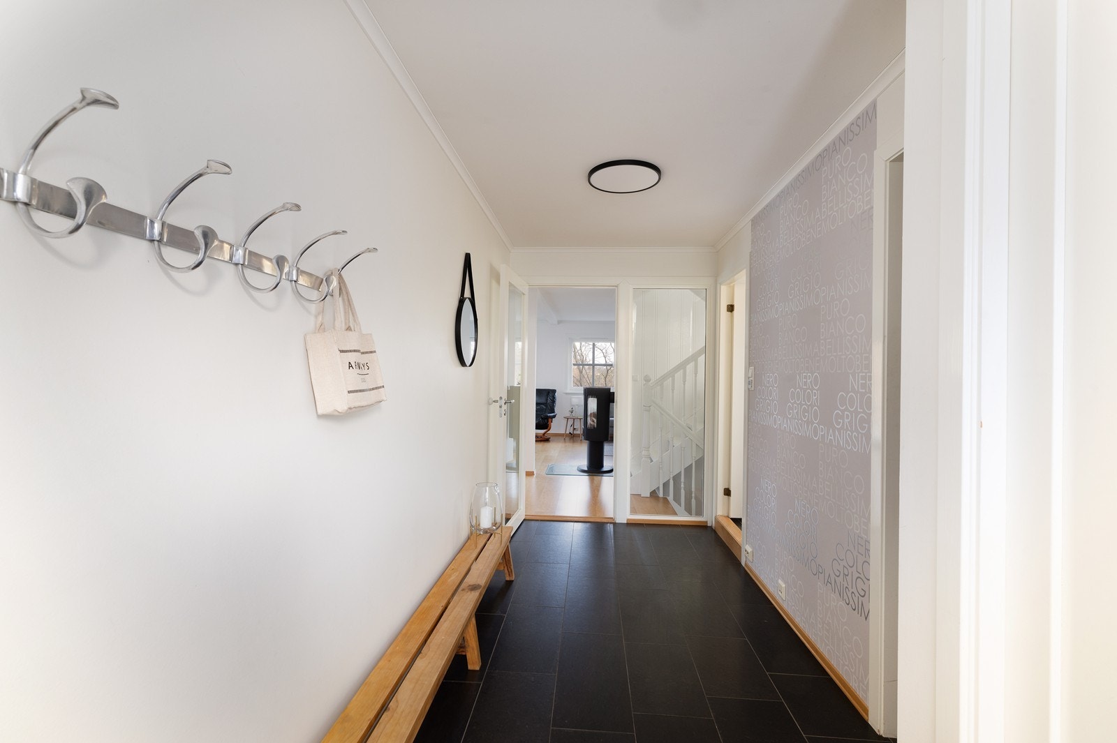 Gangen er flislagt med varmekabler i gulv. Herfra er det adkomst til etasjens øvrige rom. Galleribilde