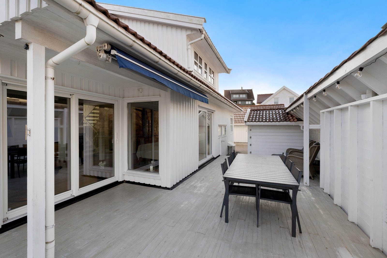 Uteplassen er solrik og skjermet for innsyn Galleribilde