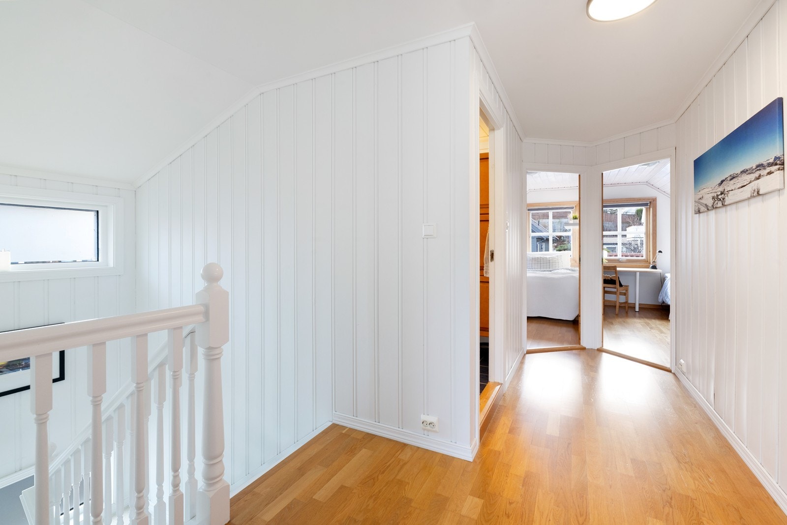 I etasjen er det praktiske rom for oppbevaring i knevegg. Galleribilde