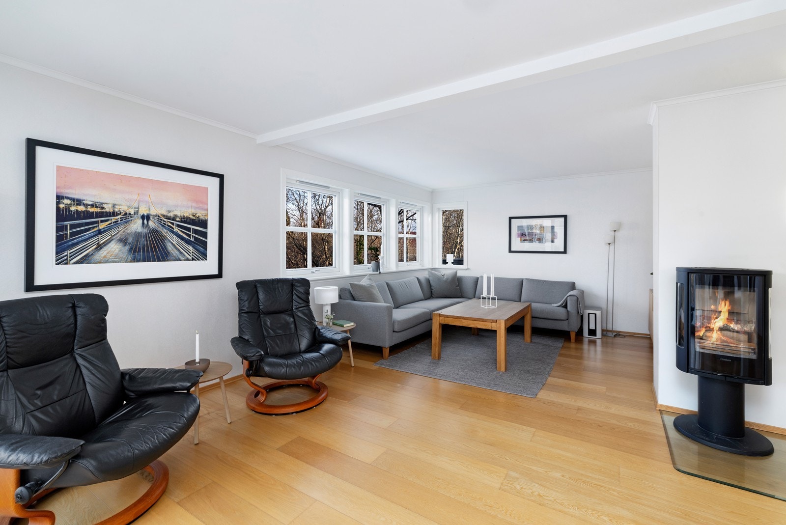 Peisen i rommet sørger for rikelig med varme og hygge på kaldere dager. For øvrig også montert varmepumpe i rommet. Galleribilde