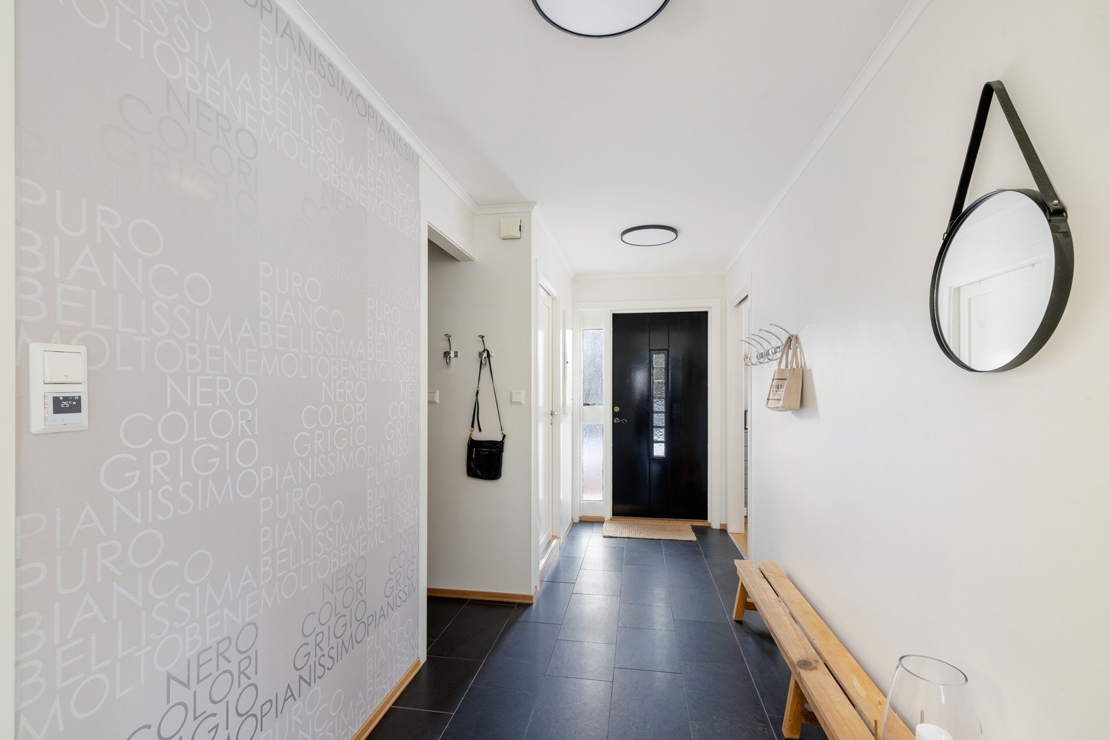 Fra et innbydende inngangsparti kommer man inn i den romslige gangen med god plass til oppbevaring av yttertøy og sko i garderobe. Galleribilde