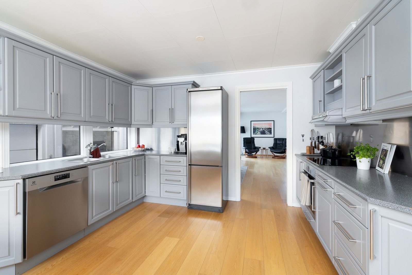 Kjøkkenet har rikelig med benke- og skapplass og plass til spisebord Galleribilde