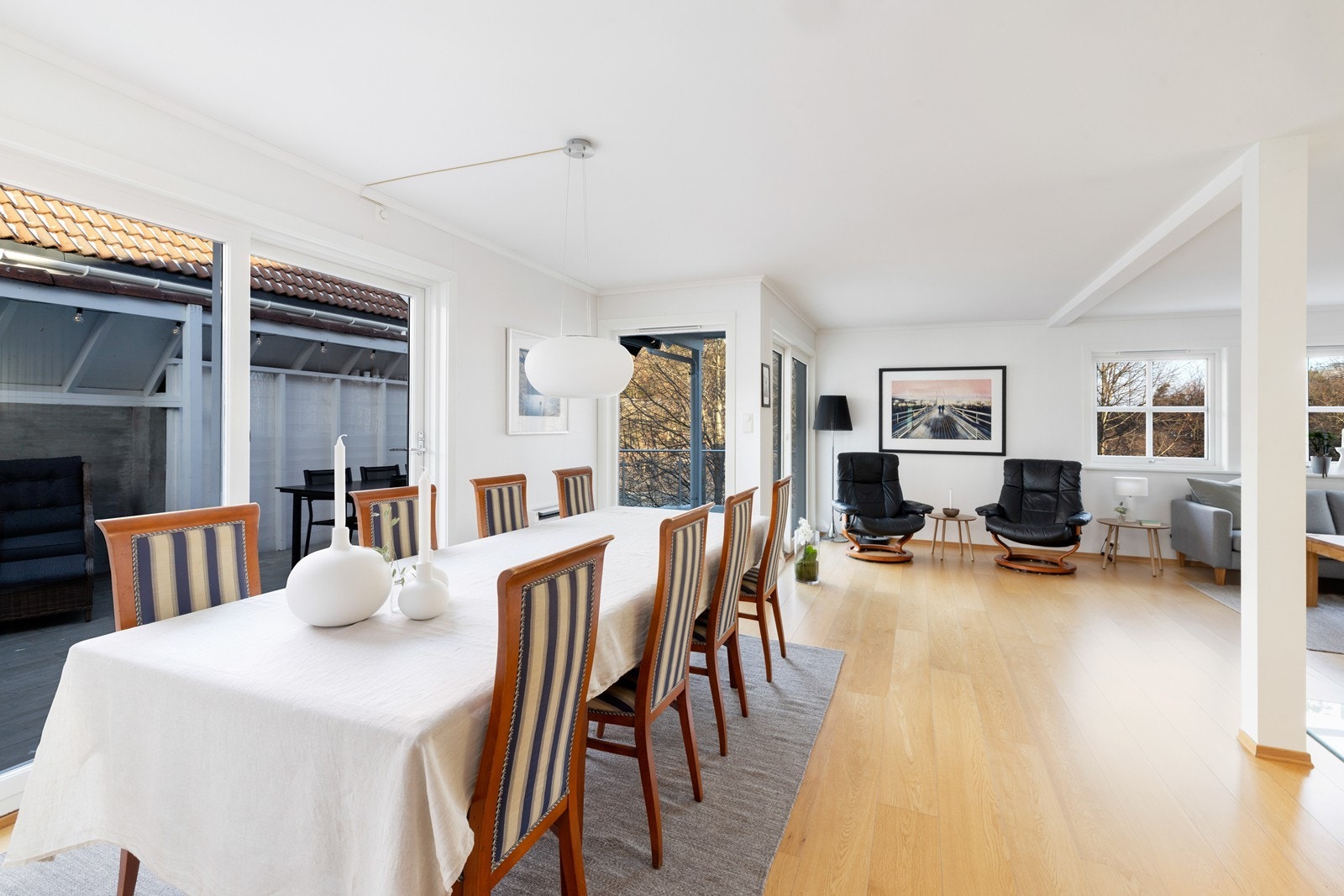 Stuen er enkel å innrede med plass til flere sittegrupper. Rommet er naturlig inndelt i soner. Galleribilde