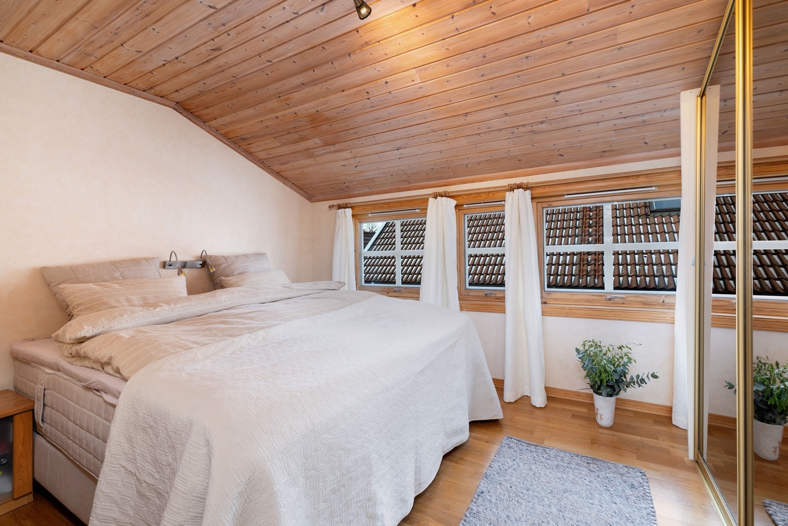 Hovedsoverommet er av god størrelse med plass til stor seng med tilhørende møblement og garderobe. Galleribilde