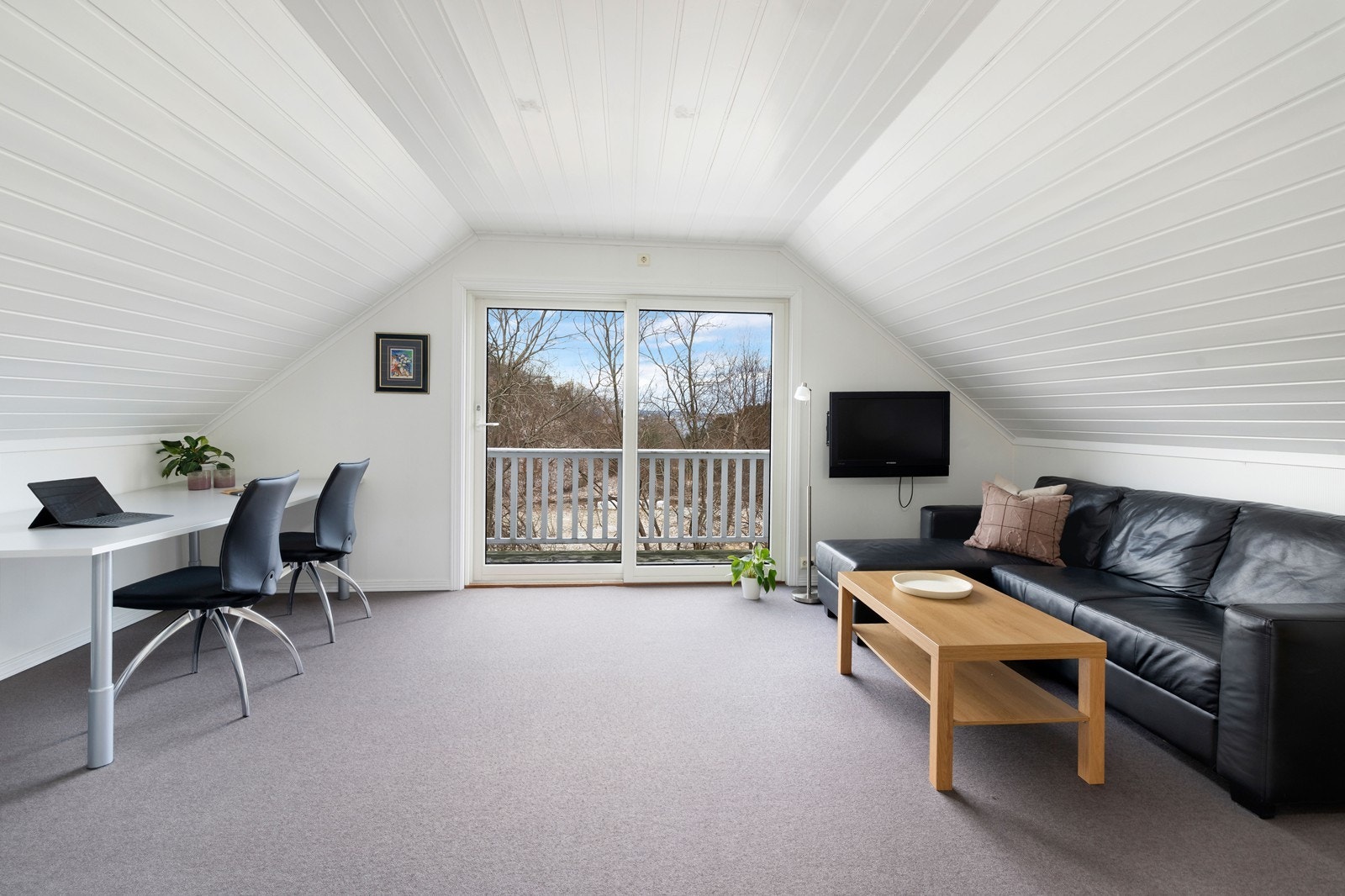 Romslig loftstue med utgang til balkong. Galleribilde