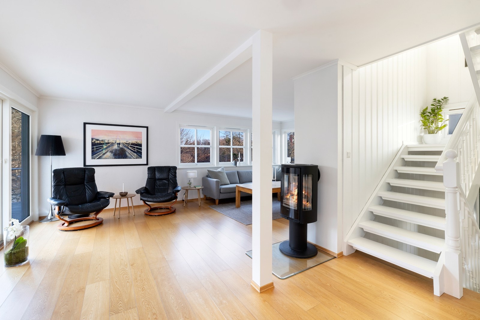 Stuen har plass til stor sofagruppe og spisebord samt utgang til en hyggelig, skjermet uteplass med nydelige solforhold Galleribilde