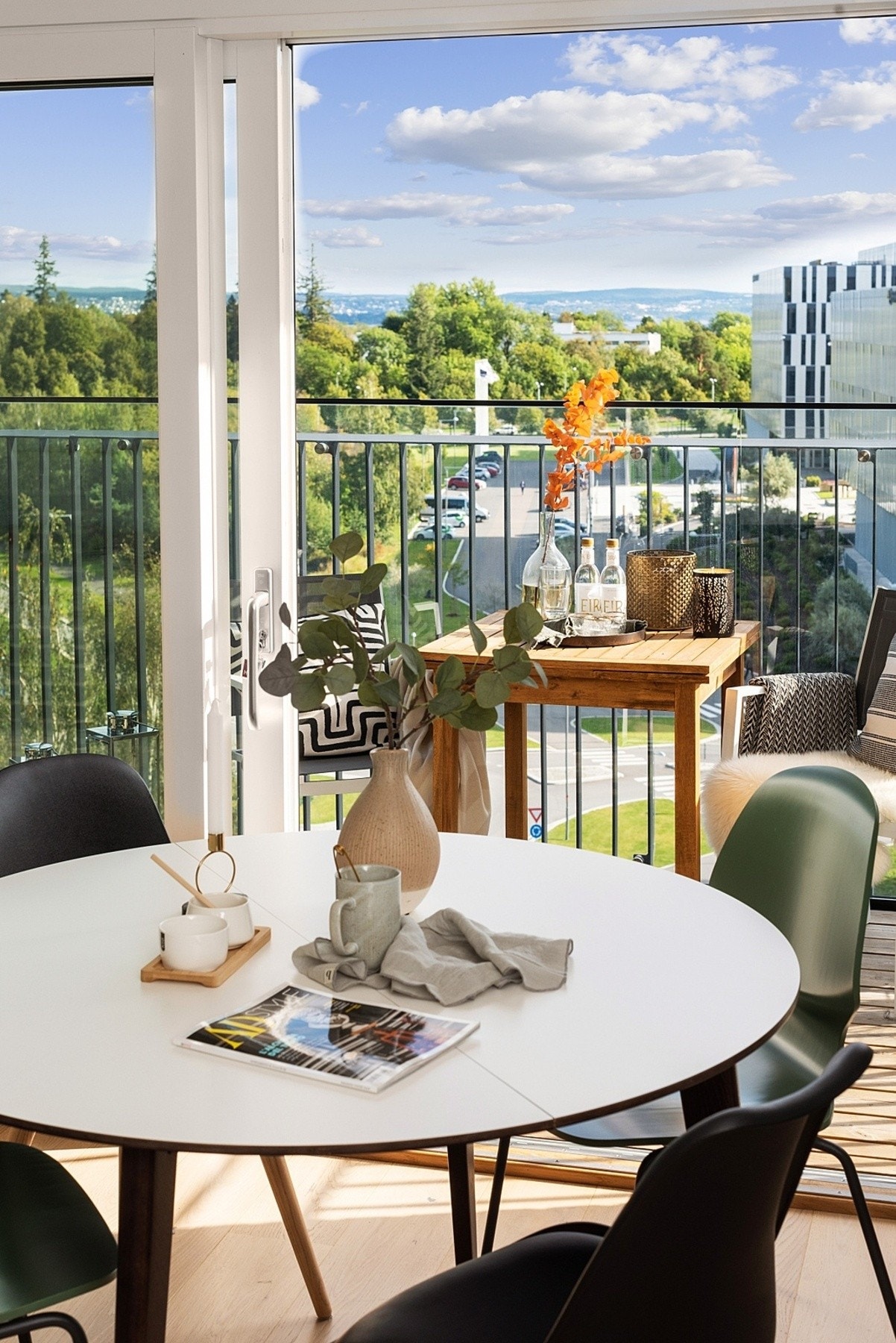 Fra kjøkkenet/spisestuen har du adkomst til leilighetens koselige balkong Galleribilde