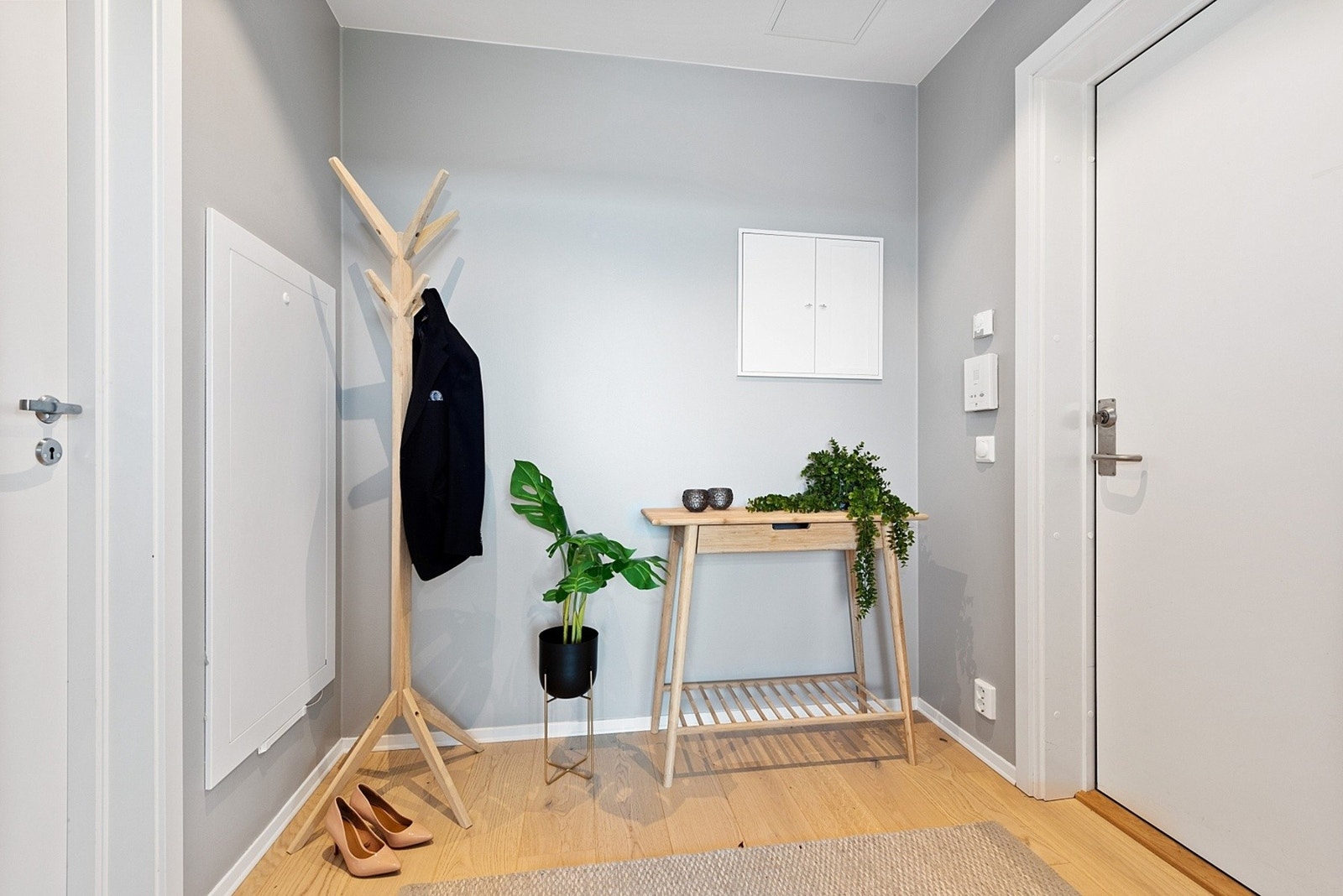 Leiligheten har en lys og innbydende entré med calling-annlegg til hoveddøren Galleribilde