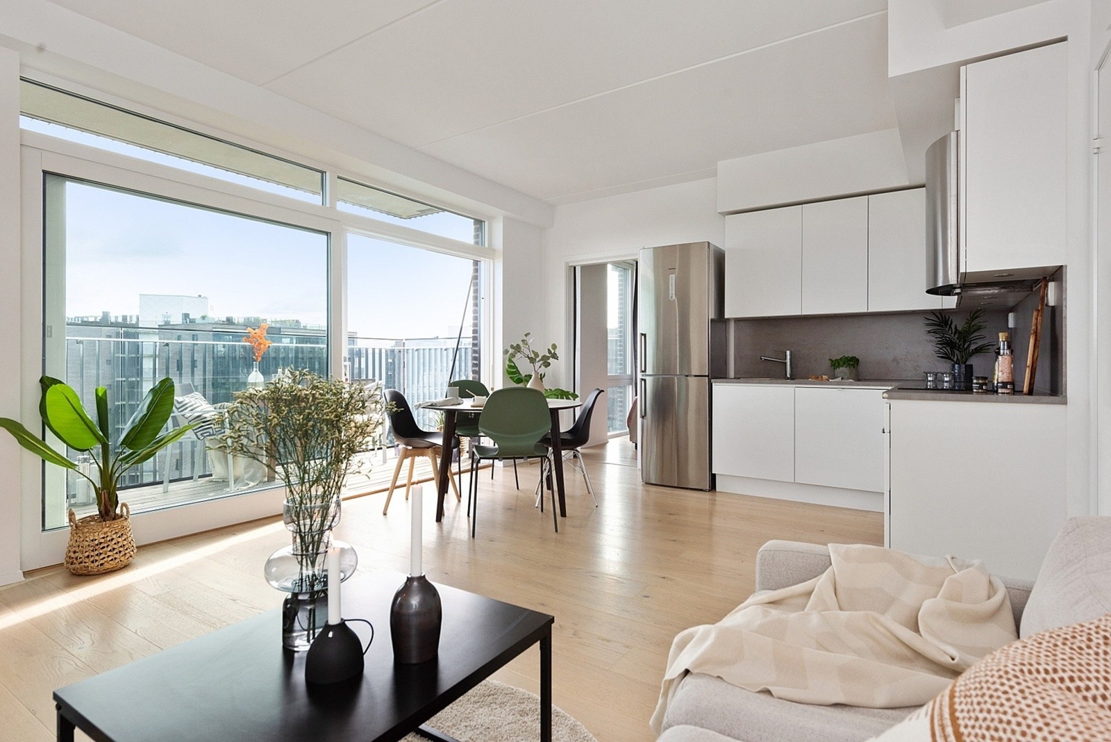 Videre inn i stuen beveger vi oss mot spisestue og kjøkken Galleribilde