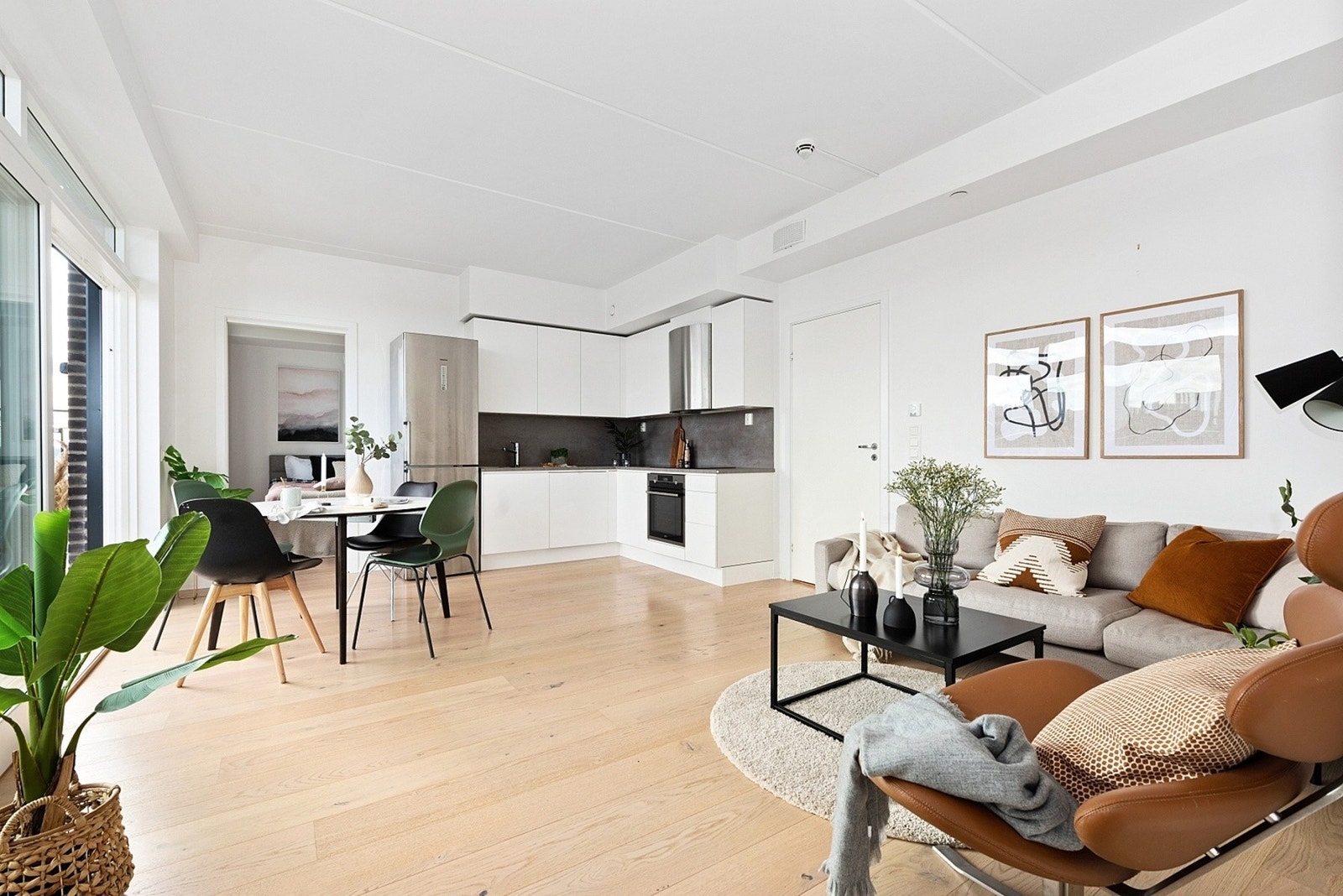 Dette er en lys og tiltalende 3-roms leilighet fra 2017 med gjennomgående moderne standard Galleribilde